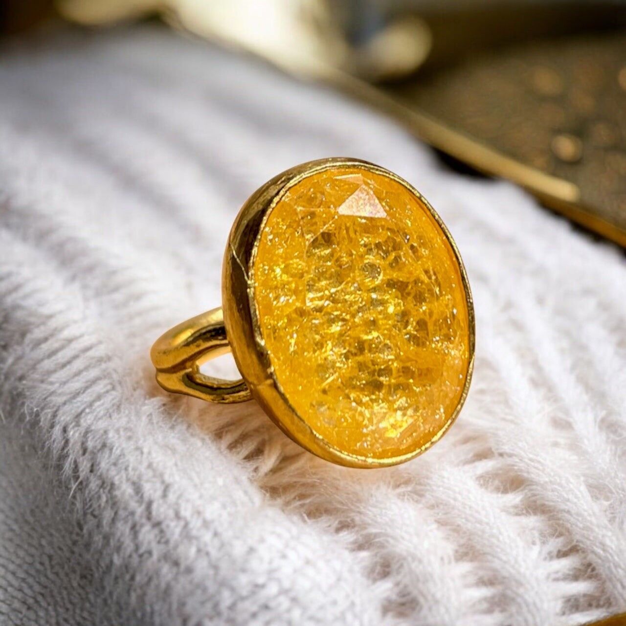 Anello "LITHAYA" con pietra naturale di agata gialla screpolata, dorato in oro fino
