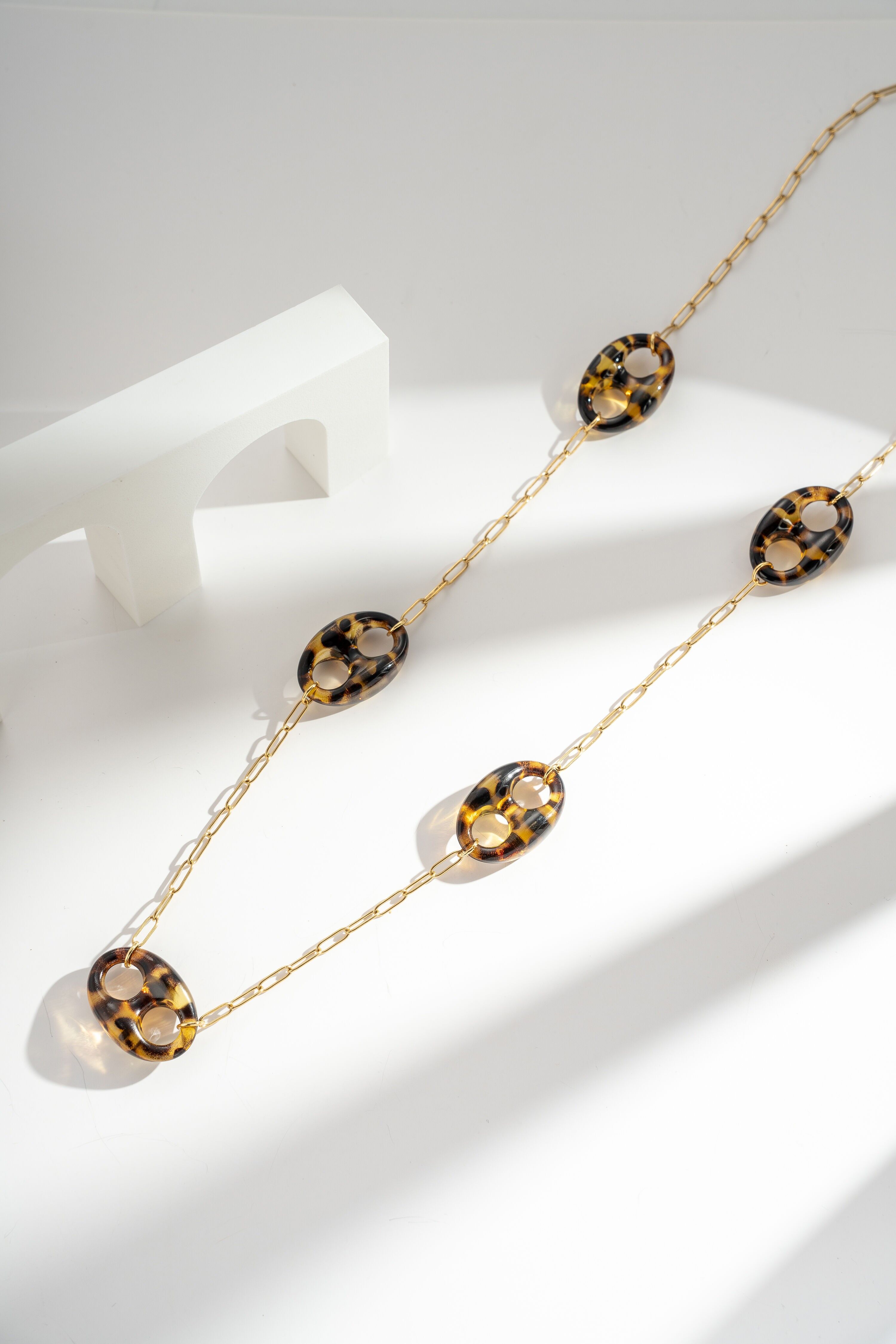 Collana in acciaio color oro con maglie in resina traforata in vari colori