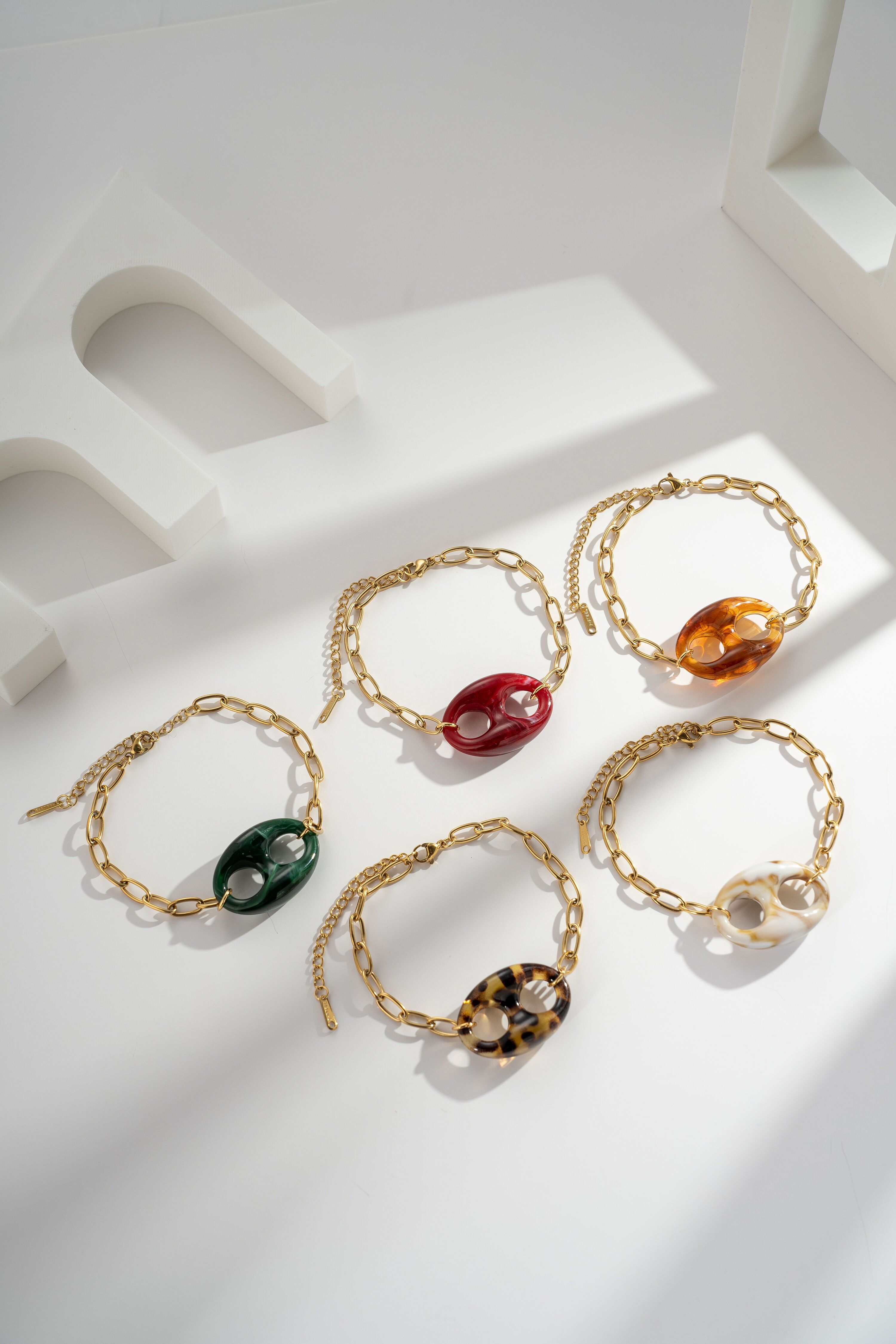 Armband aus vergoldetem Edelstahl mit Harzgliedern