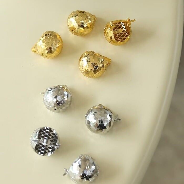 Schimmernde Eiskugel-Ohrringe - Gold und Silber