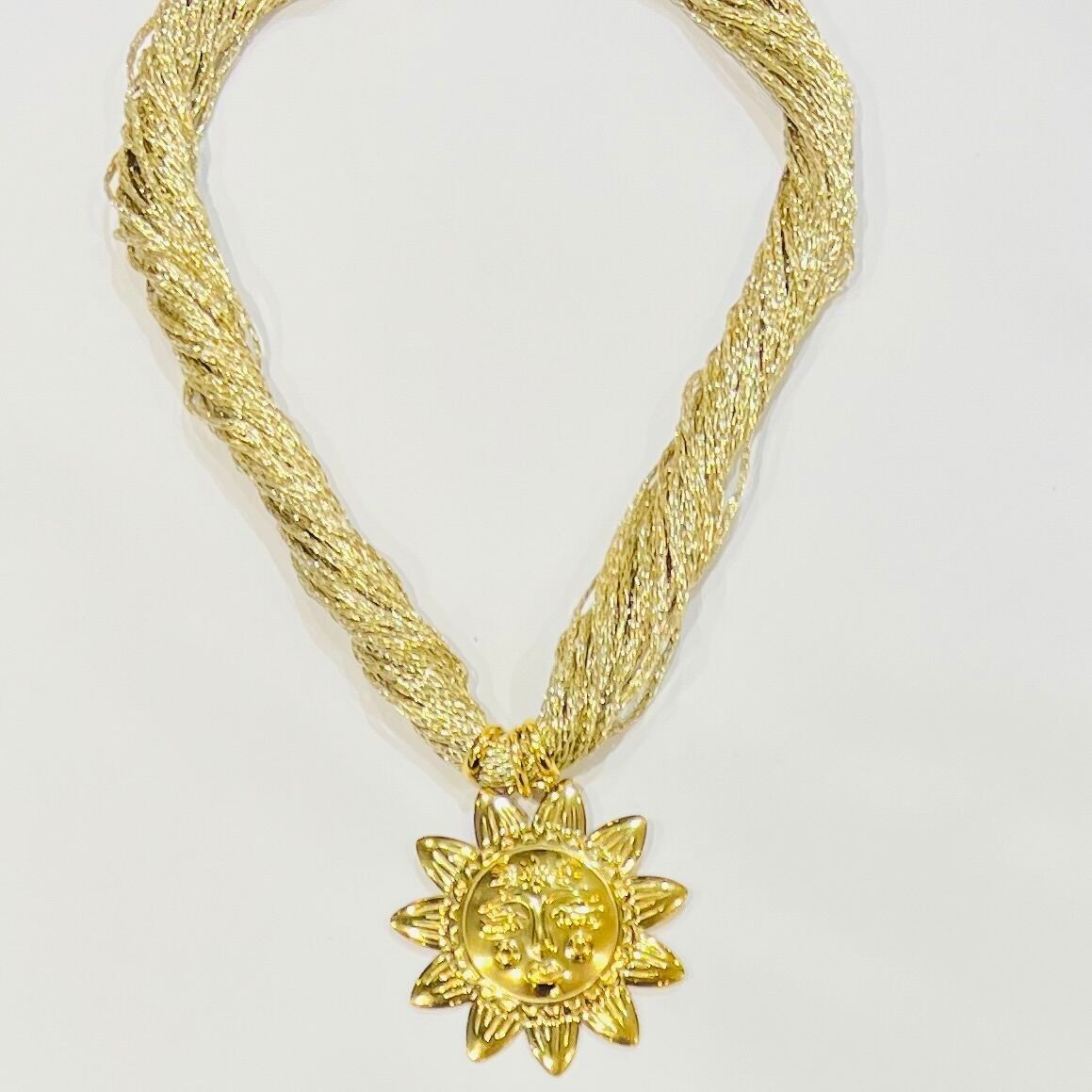 Collana con sole in rilievo in acciaio placcato oro e maglia lurex