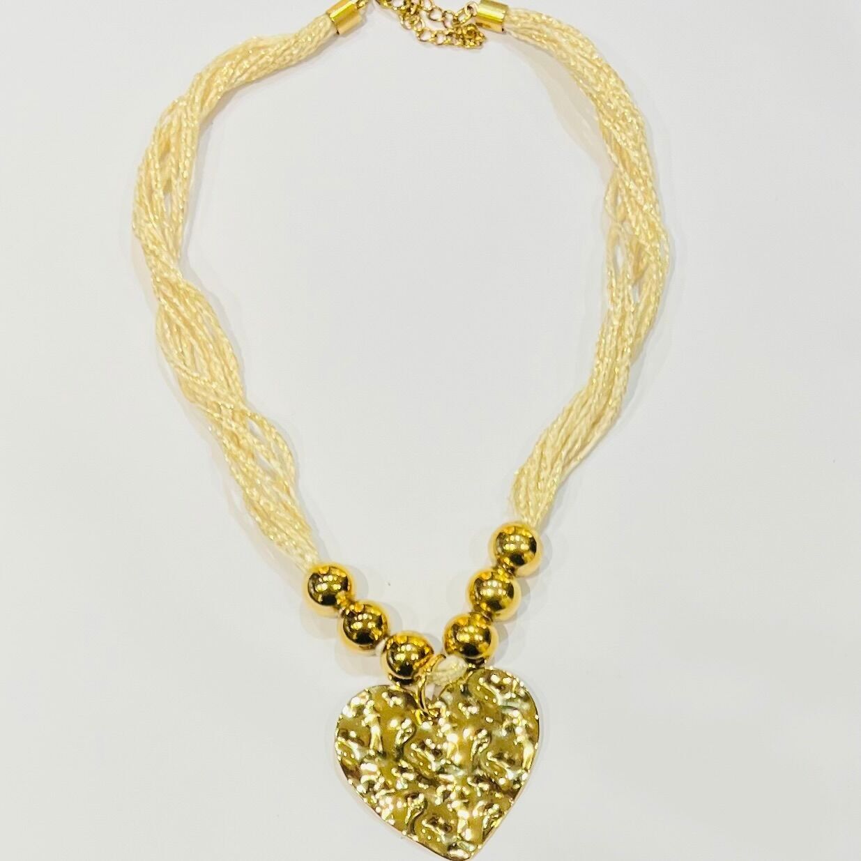 Collana con ciondolo a forma di cuore martellato e perline in acciaio placcato oro