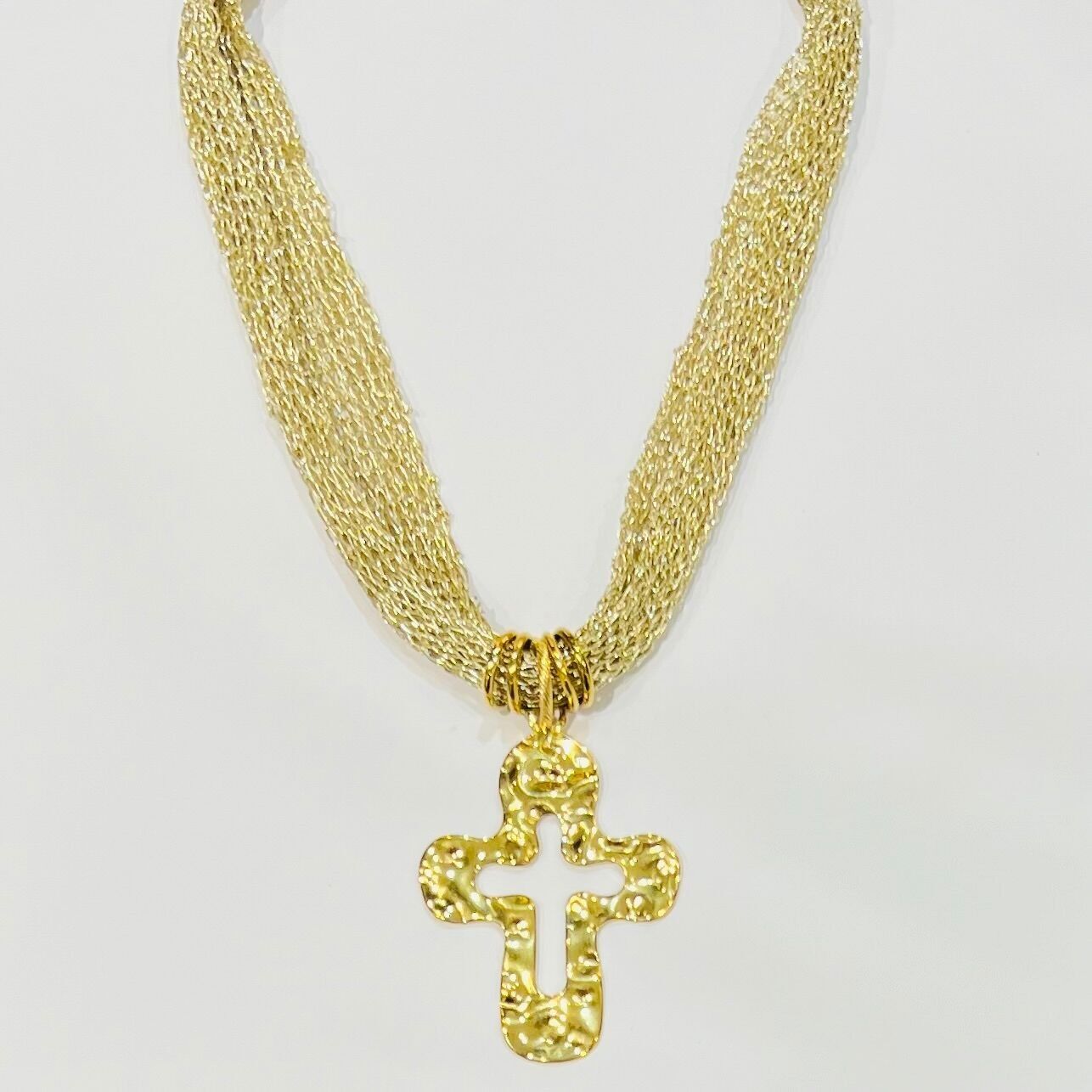 Collana con croce martellata in oro con maglia in lurex