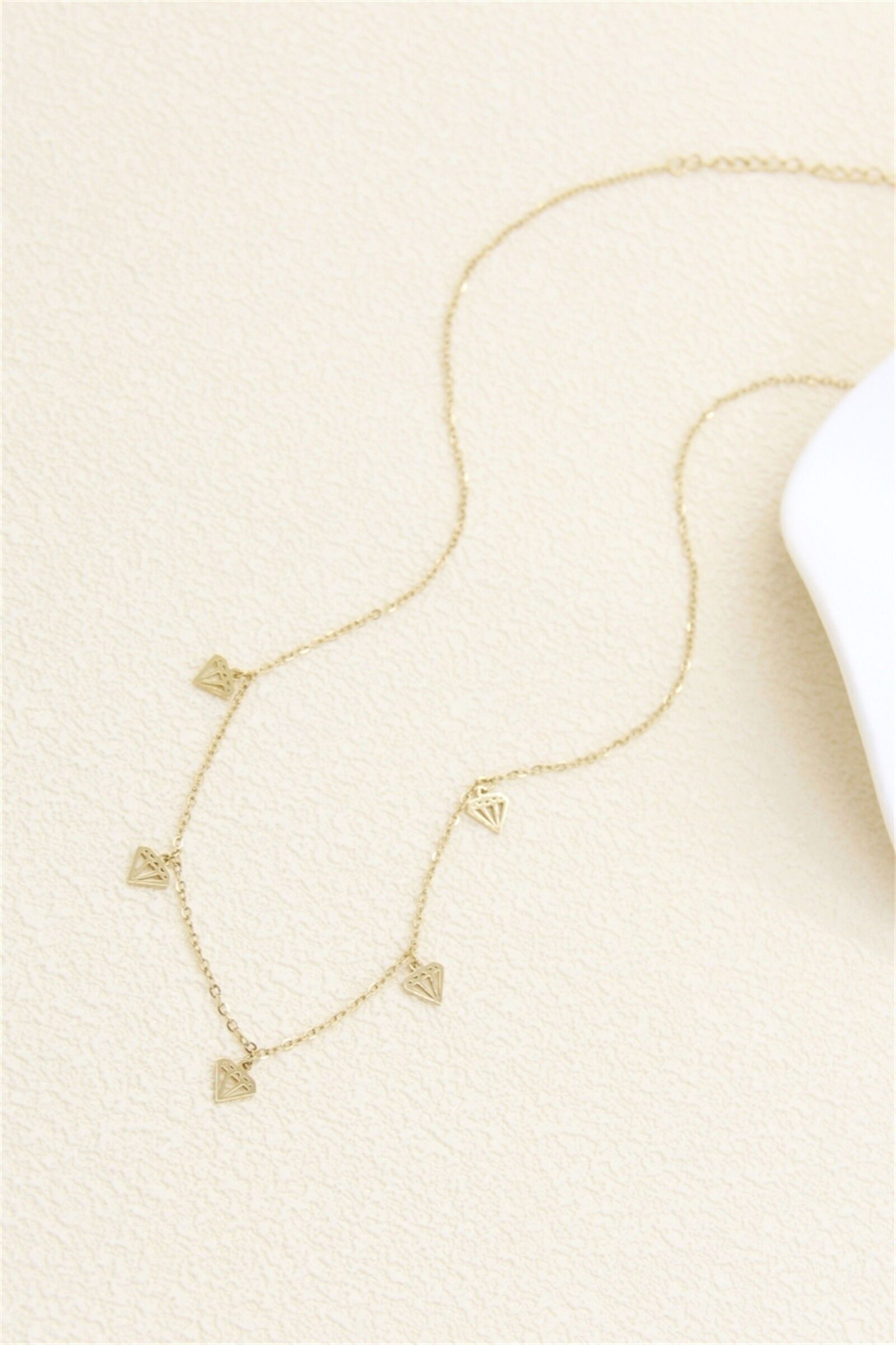 Halskette mit Diamantanhänger im Durchbruchmuster – vergoldeter Edelstahl