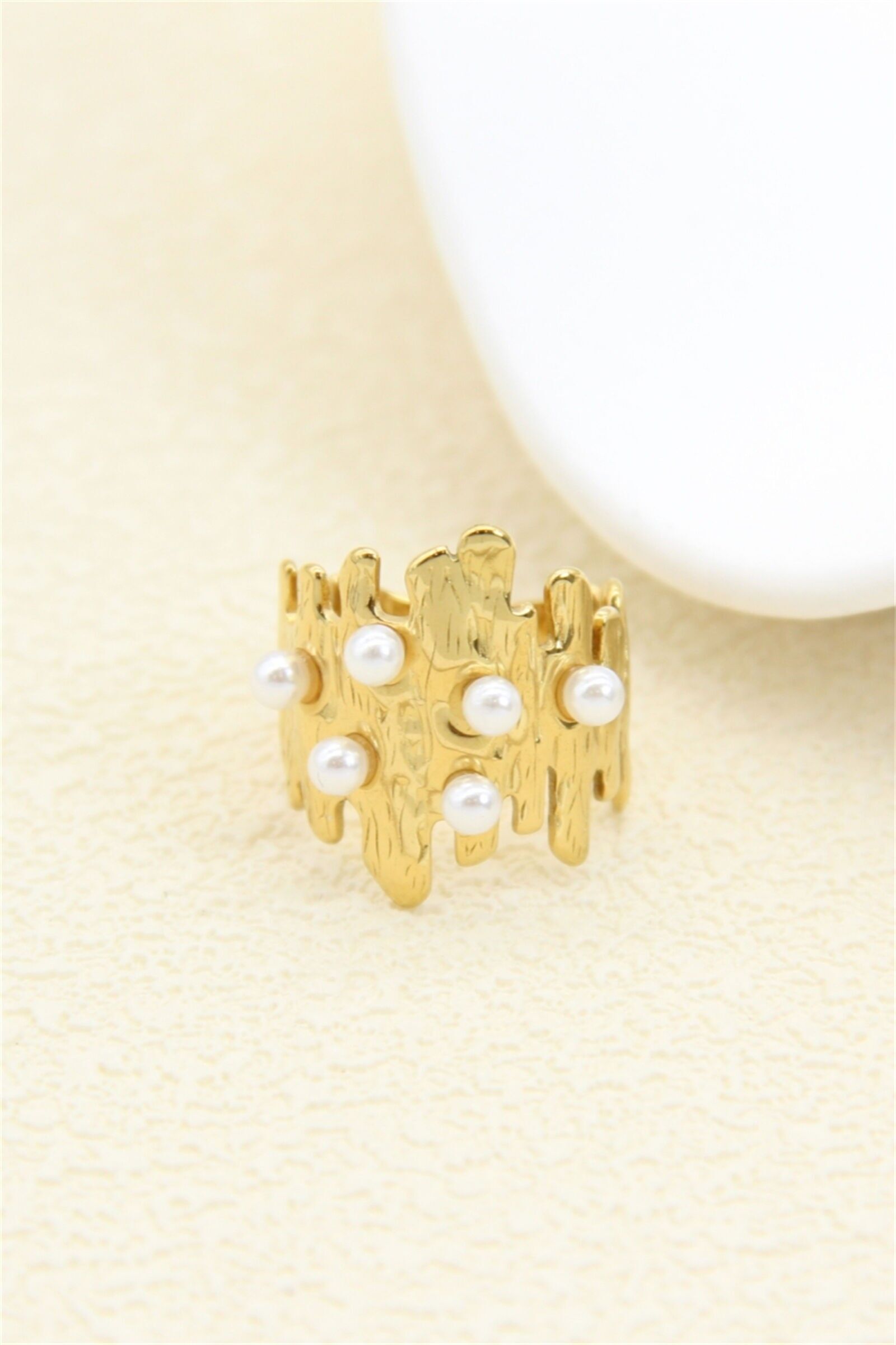 Strukturierter Goldring mit Perlenverzierung – Edelstahl