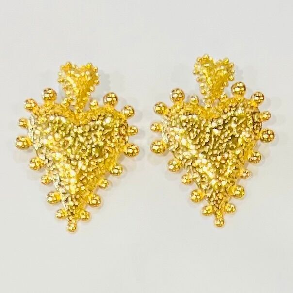 Orecchini in acciaio inossidabile a forma di cuore bombato color oro testurizzato