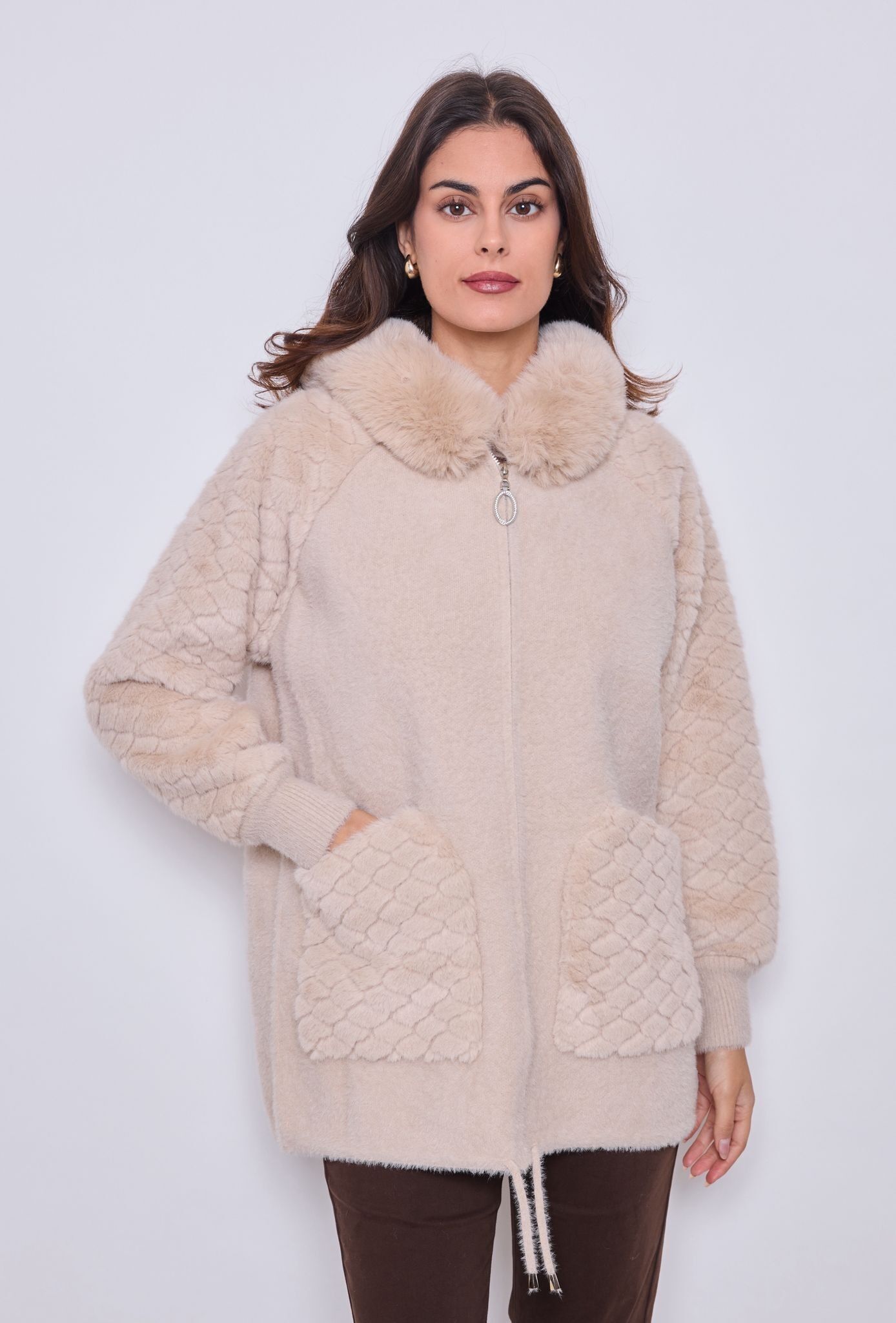 Cappotto lungo e comodo in pelliccia sintetica testurizzata