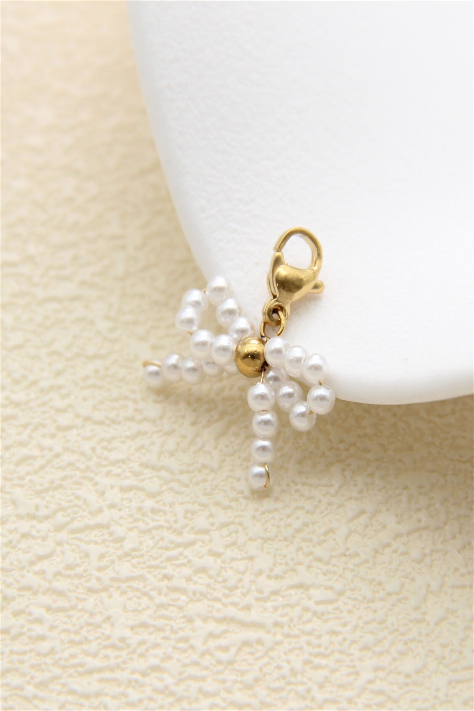 Pendentif charms nœud papillon perles – accessoire élégant pour personnaliser vos bijoux