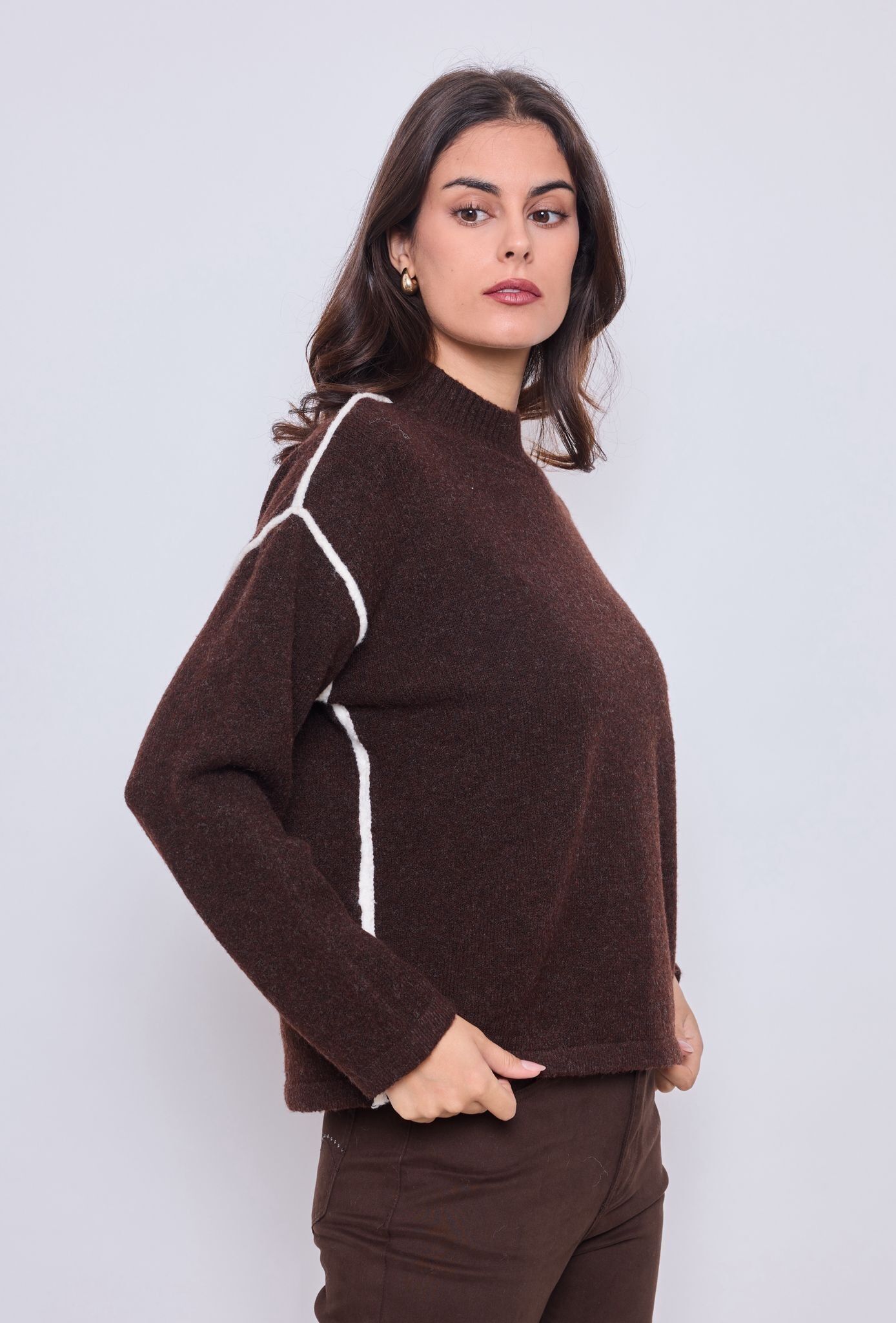 Suéter de cuello alto con costuras en relieve