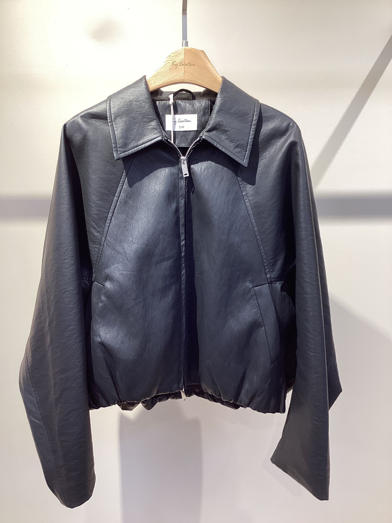 Giacca in pelle vegana morbida e leggera con silhouette a palloncino