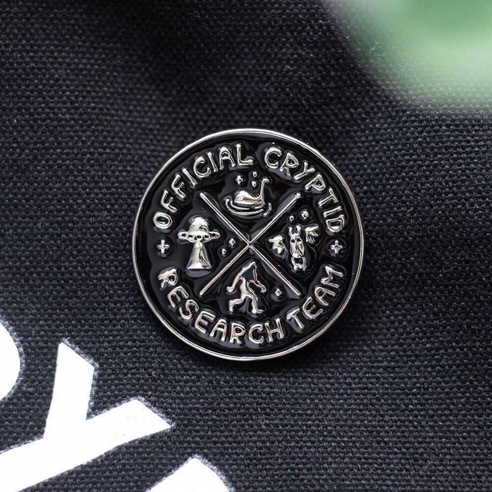 Distintivo smaltato del team di ricerca sui criptidi