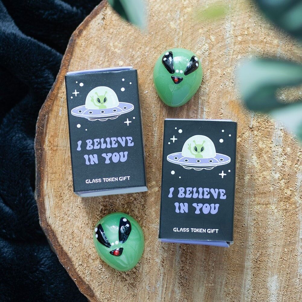 Set di 24 gettoni regalo alieni in vetro in esposizione