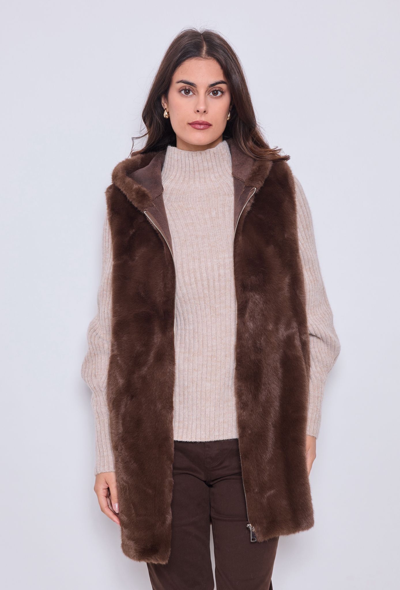 Giacca in pelliccia sintetica senza maniche con cappuccio