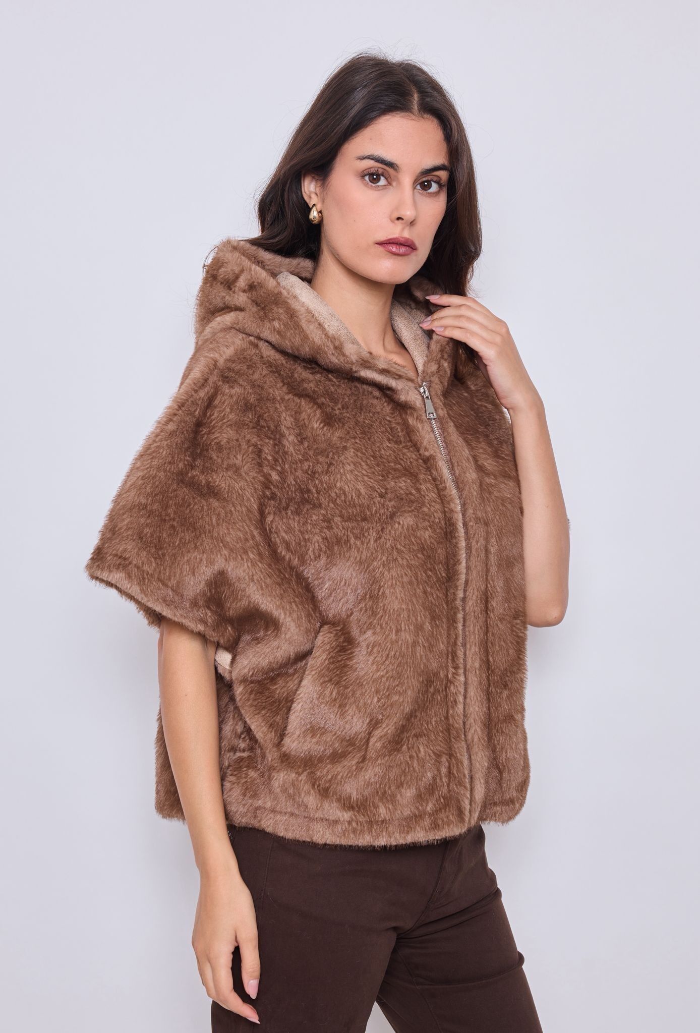 Gilet di pelliccia a maniche corte con cappuccio