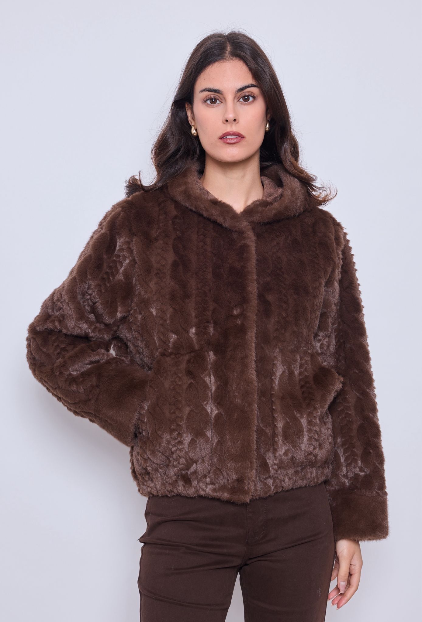 Giacca con cappuccio e bordi in pelliccia con motivi