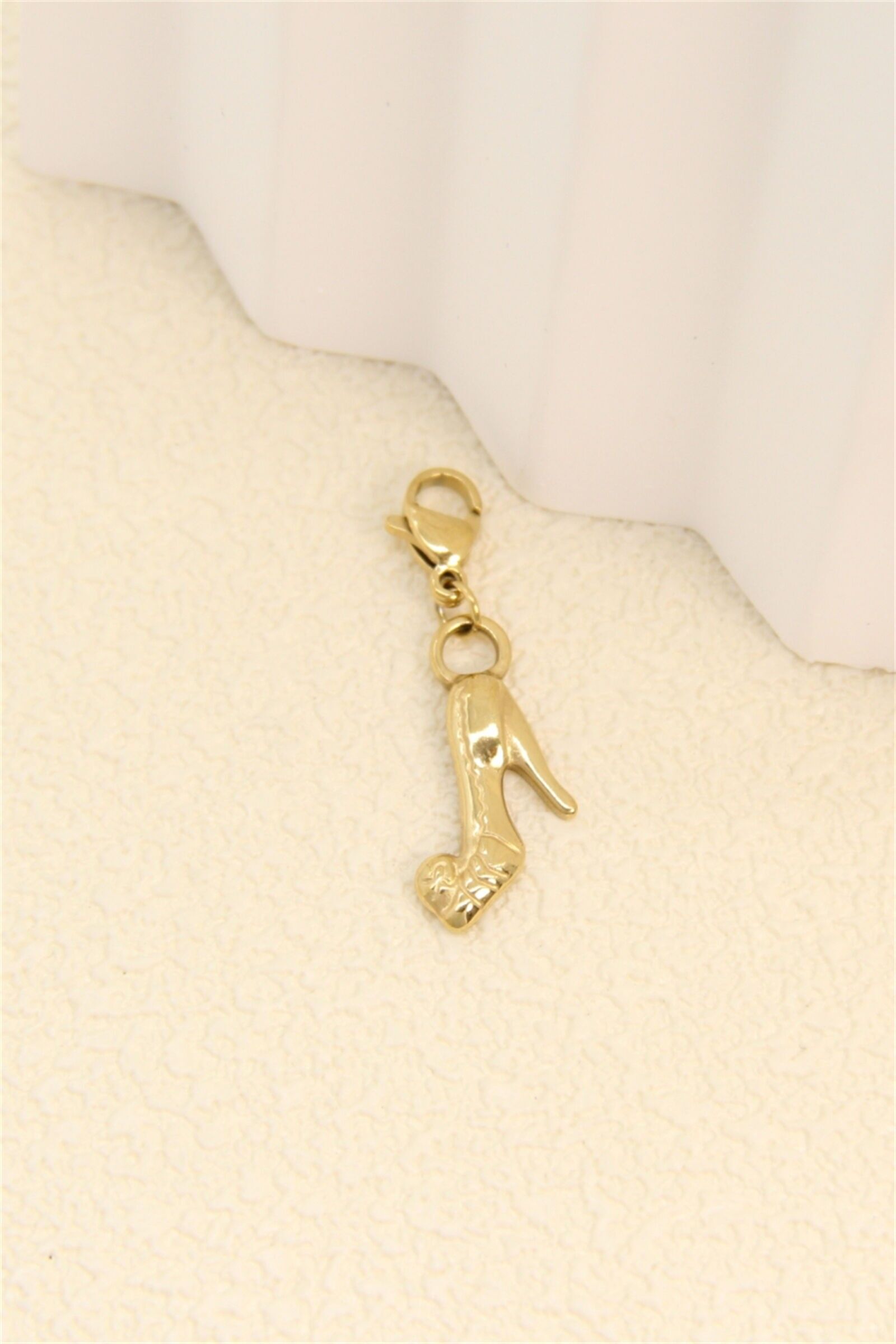 Goldener Stiletto-Anhänger – ein schickes Accessoire zur Personalisierung Ihres Schmucks