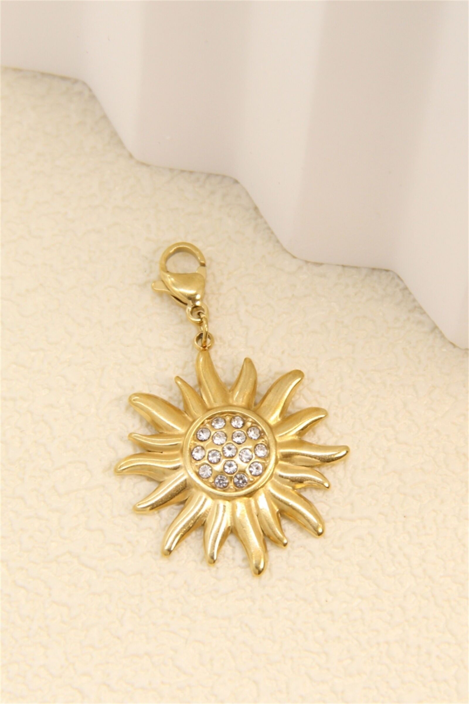 Goldener Sonnenanhänger mit Strasssteinen – ein leuchtendes Accessoire zur Personalisierung Ihres Schmucks