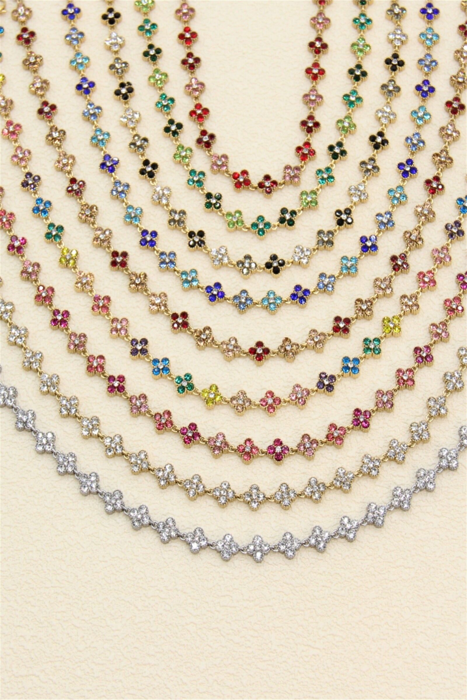 Luxuriöse Halskette mit pavégefassten Zirkonblüten – funkelnder Schmuckschmuck aus Edelstahl