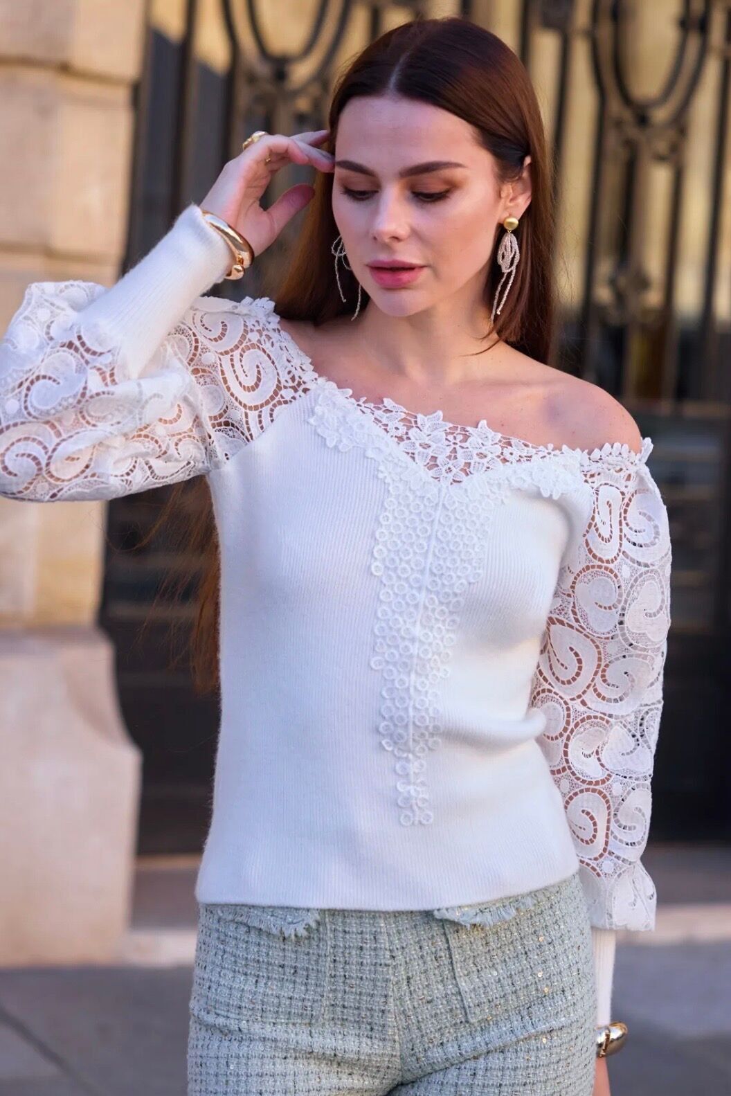 Suéter con mangas de encaje y detalles florales - 601