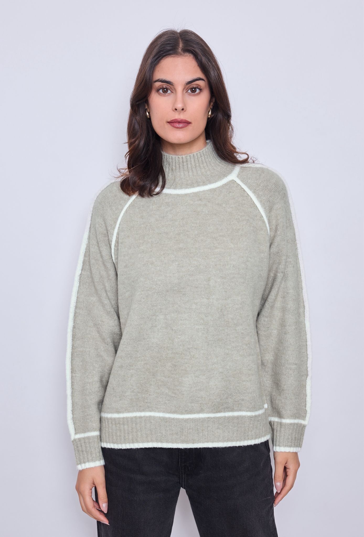 Turtleneck sweater with raised seams