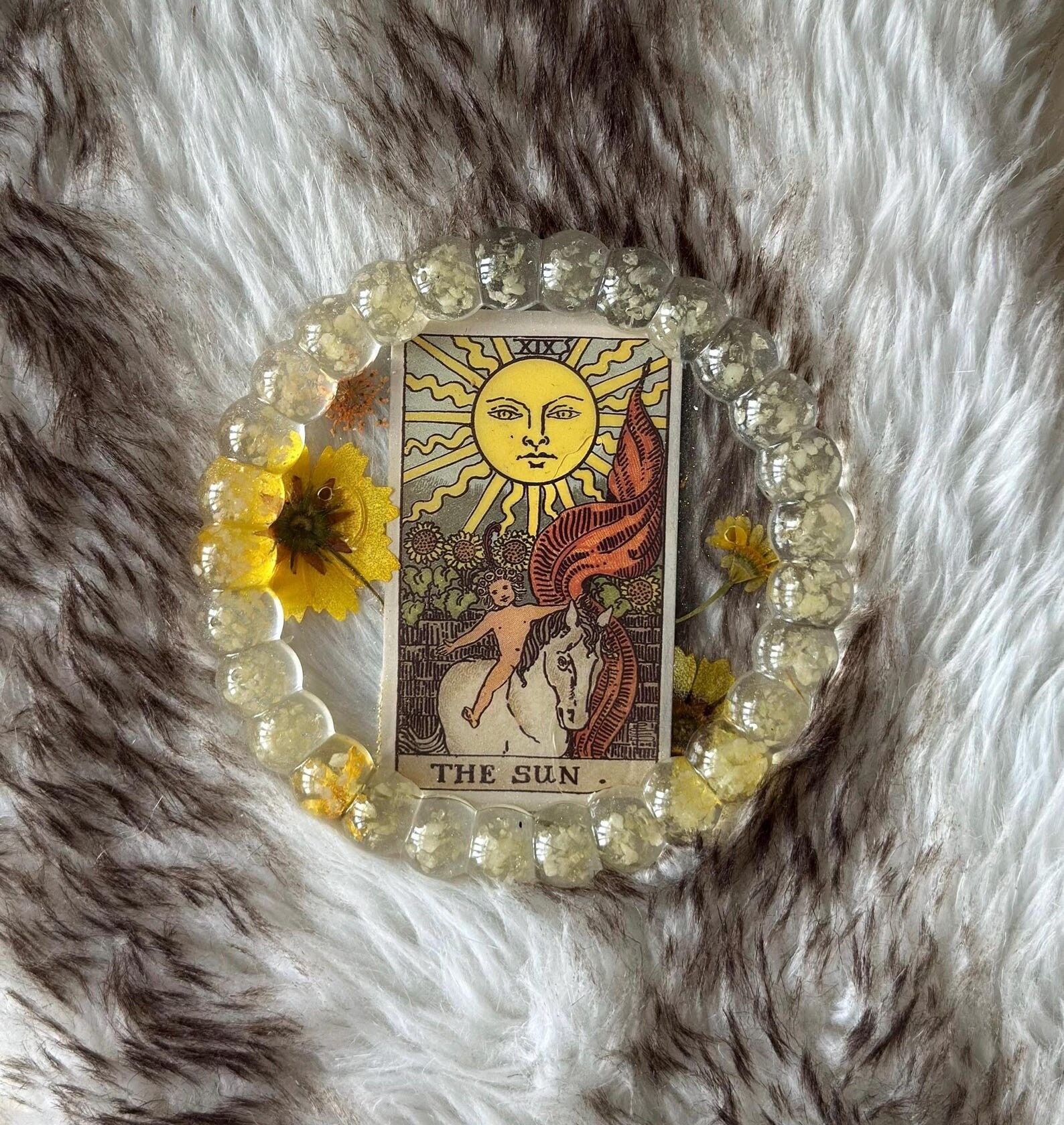 Aura Dorada – Base de resina espiritual con flores secas