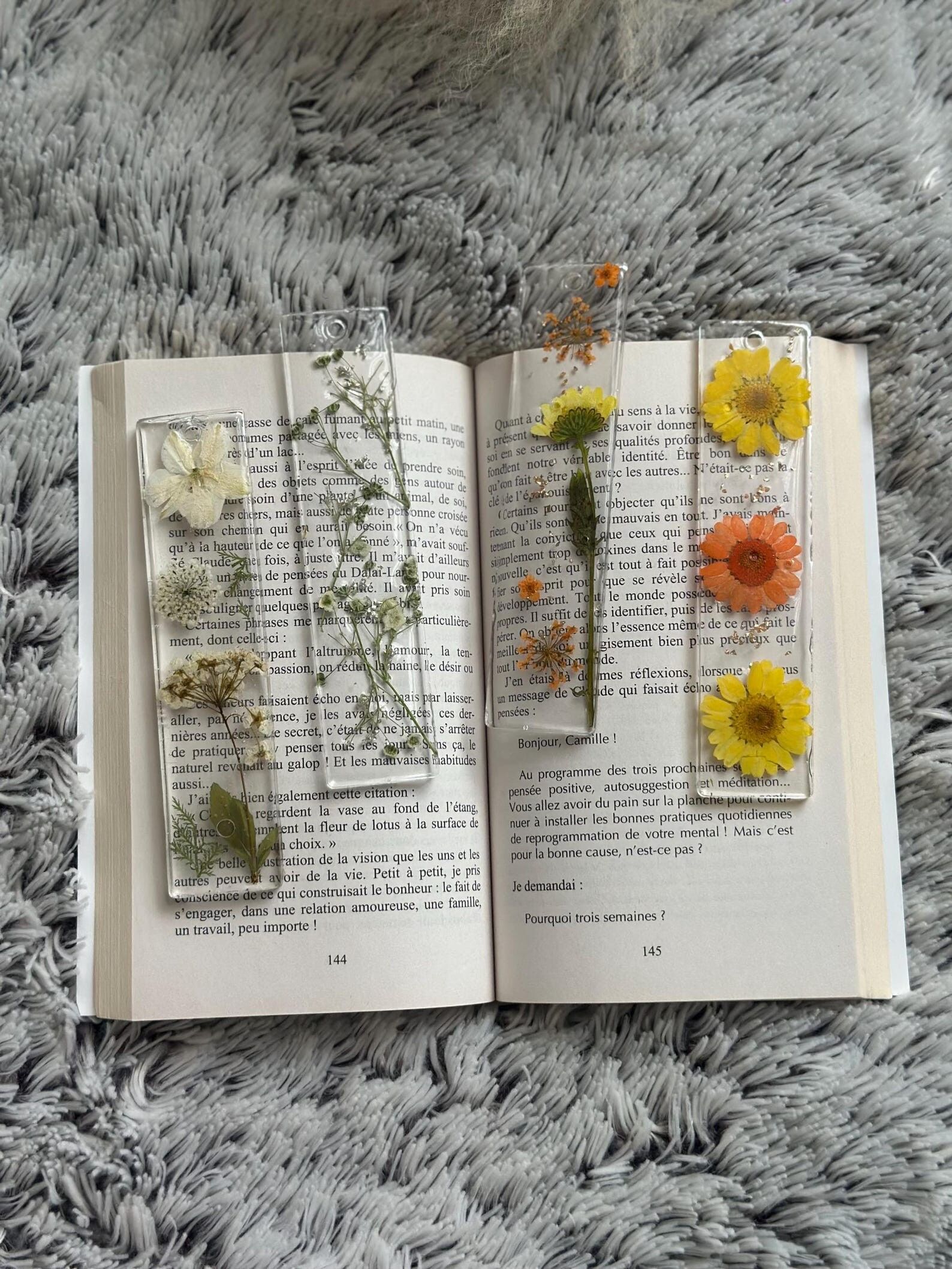 Marque-pages fleuris en résine – Jardins de papier