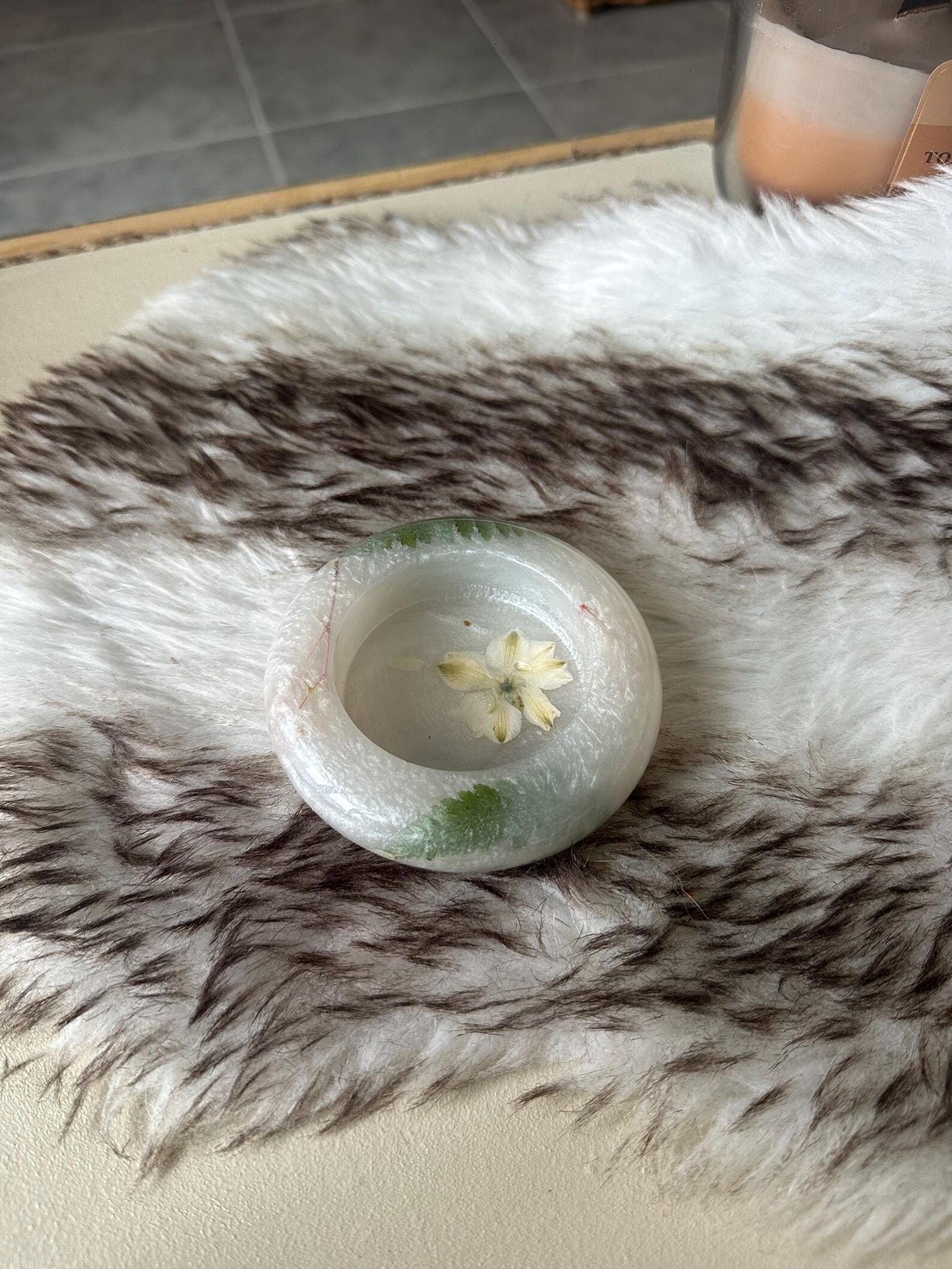 Handgefertigte Kerzenhalter – Trockenblumen und Natursteine