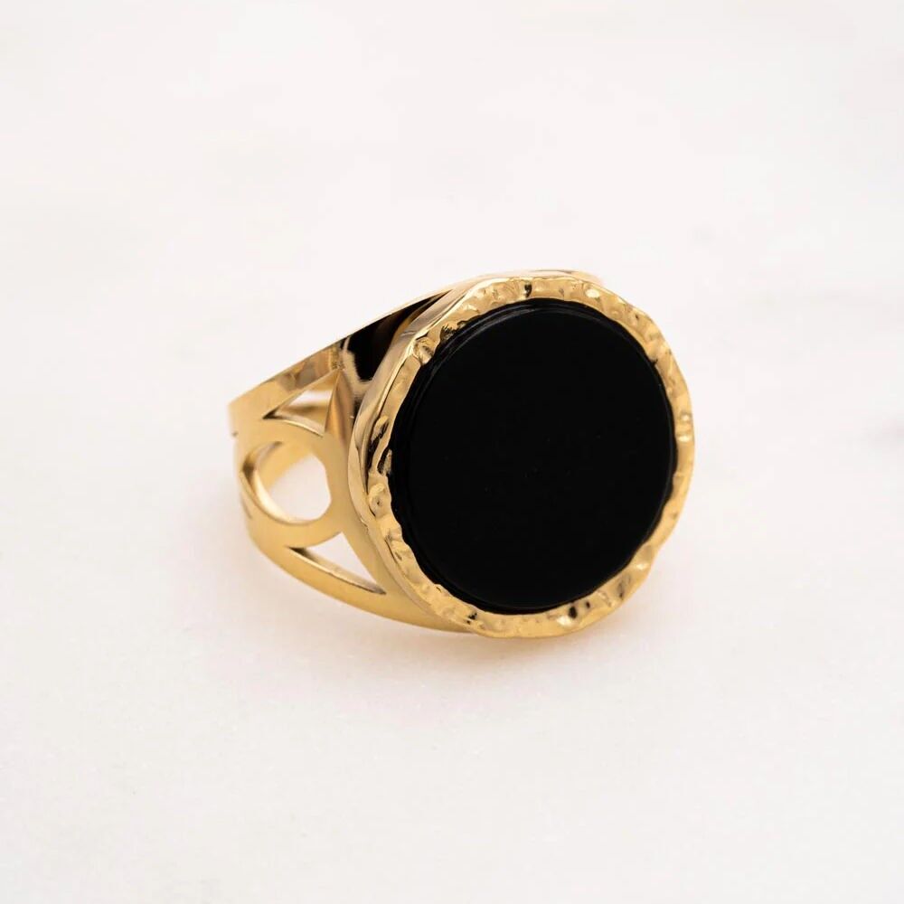 Round ring with natural stone