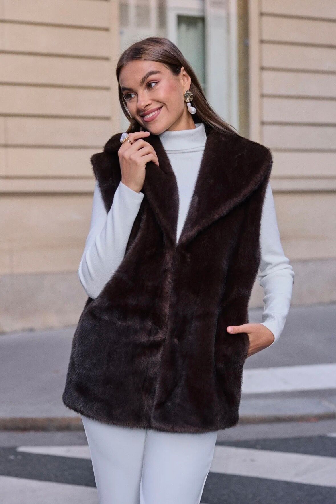 Gilet lungo senza maniche in pelliccia sintetica - 8810