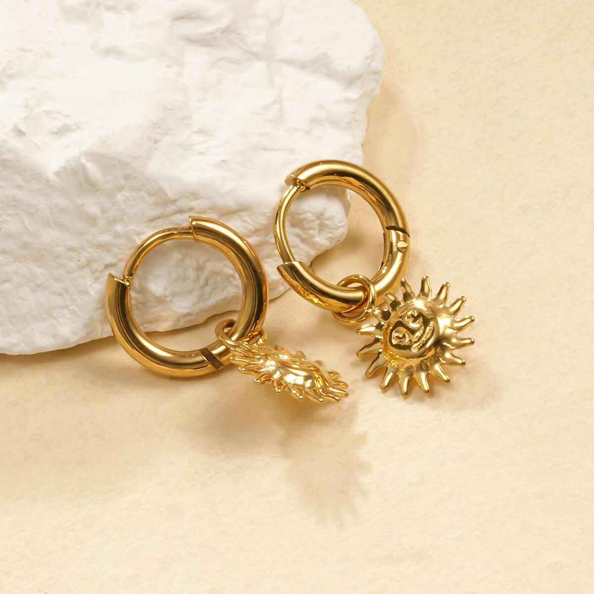 Orecchini creoli in oro con ciondoli a forma di sole