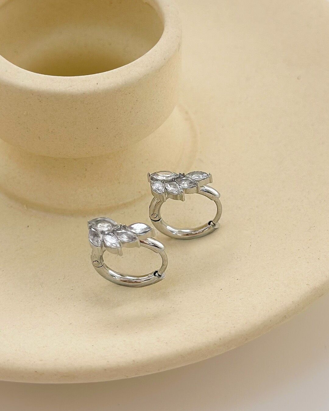 Orecchini mini cerchio in argento con quintuple foglie di strass