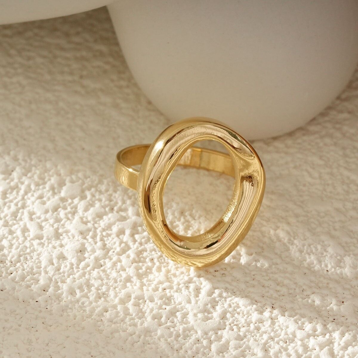 Anello in oro con motivo circolare fuso e arrotondato e finitura effetto specchio.
