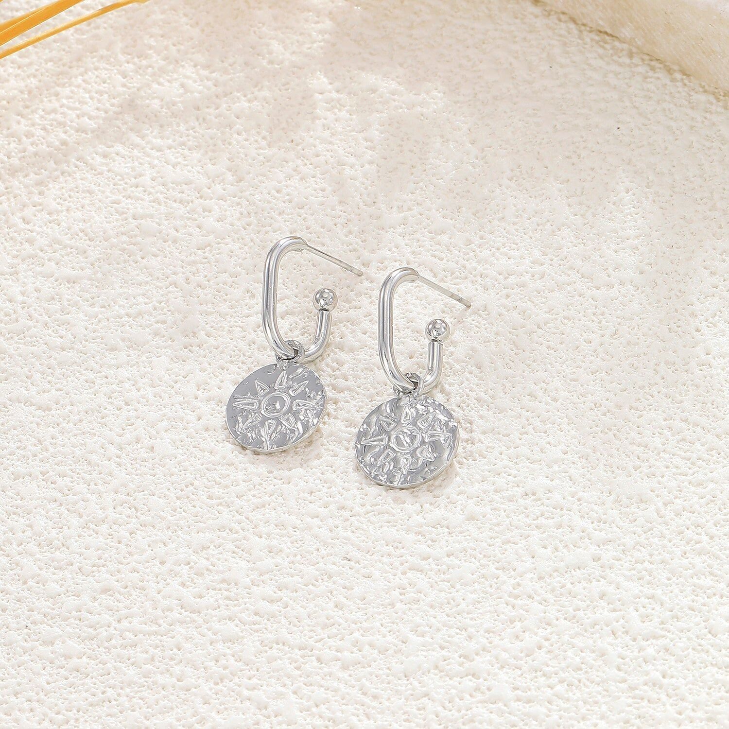 Orecchini a cerchio aperti in argento con pendente a forma di sole martellato