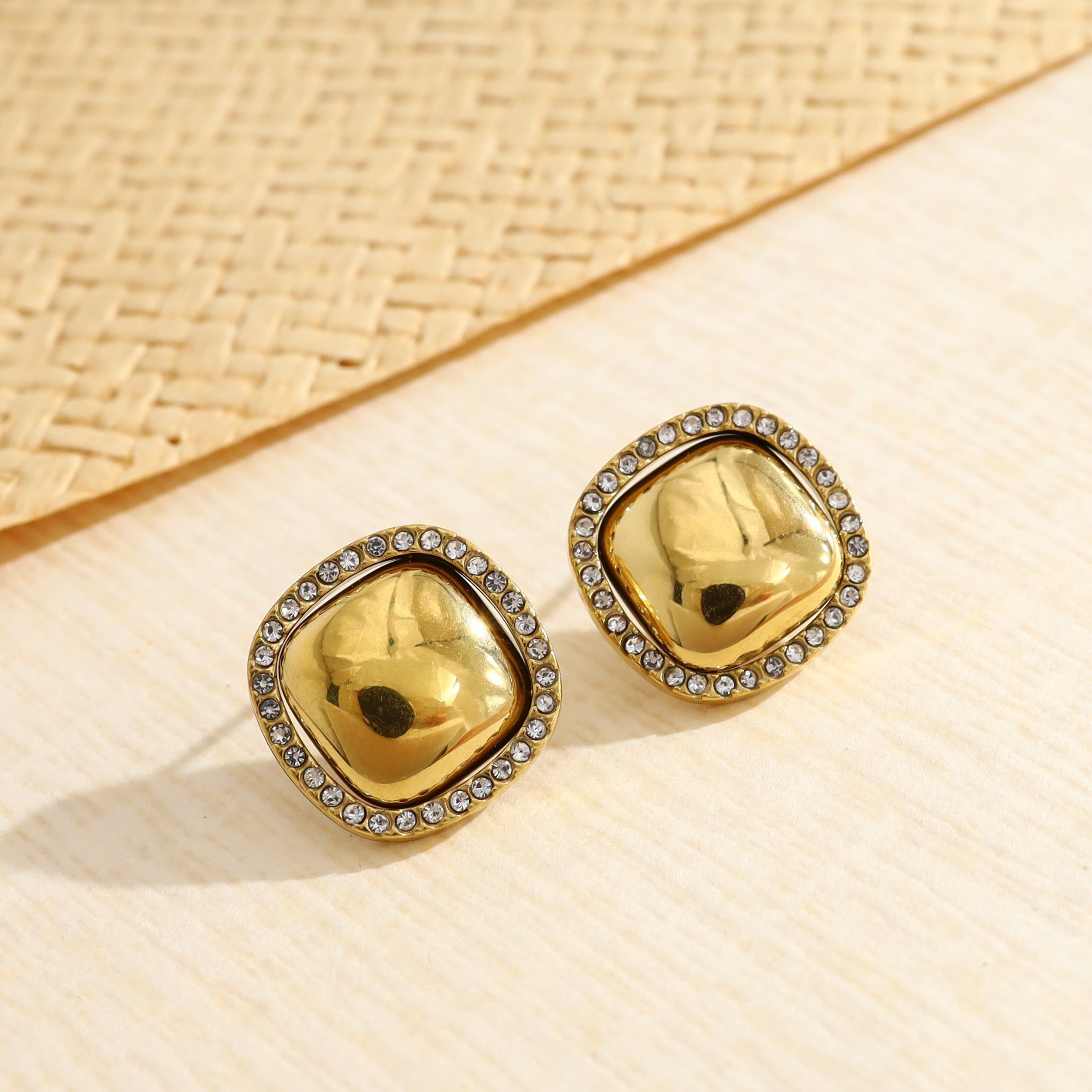 Orecchini a bottone bombati in oro decorati con strass