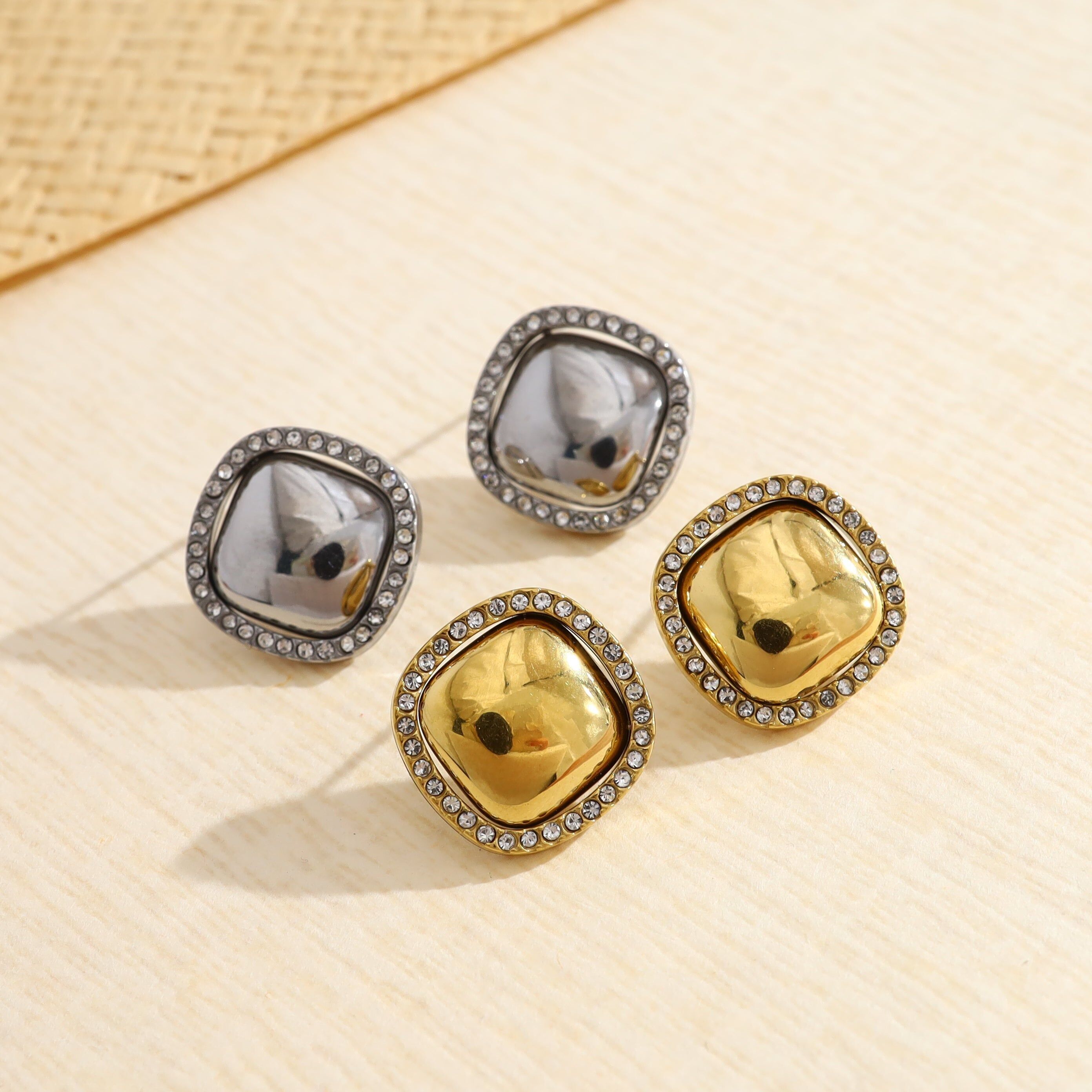 Orecchini a bottone bombati in argento decorati con strass