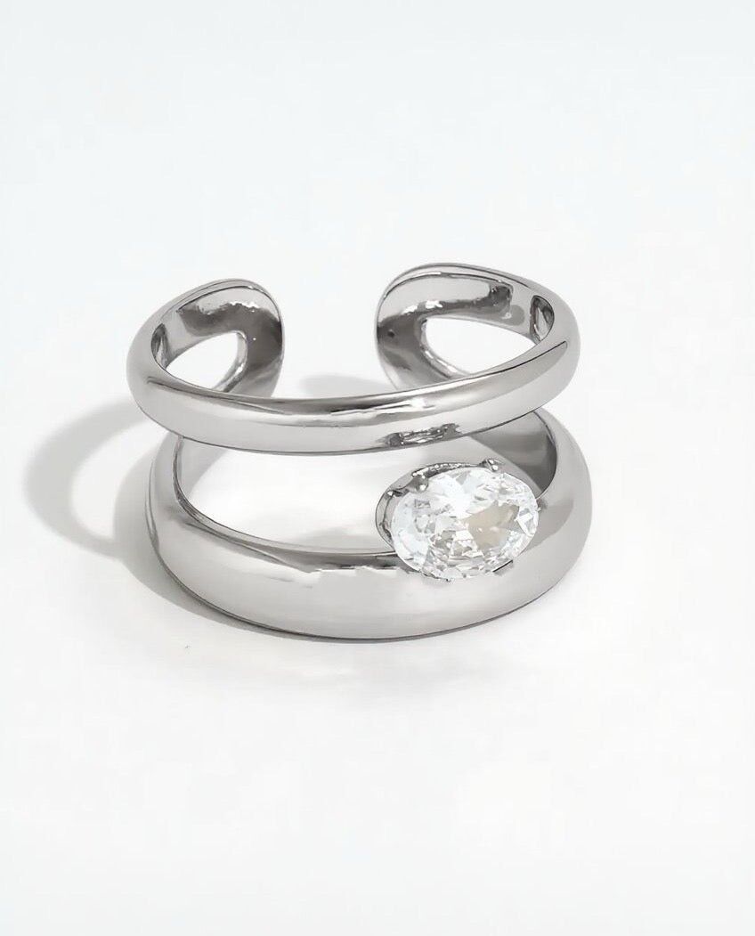 Anello in argento con doppio ramo e strass ovale allungato