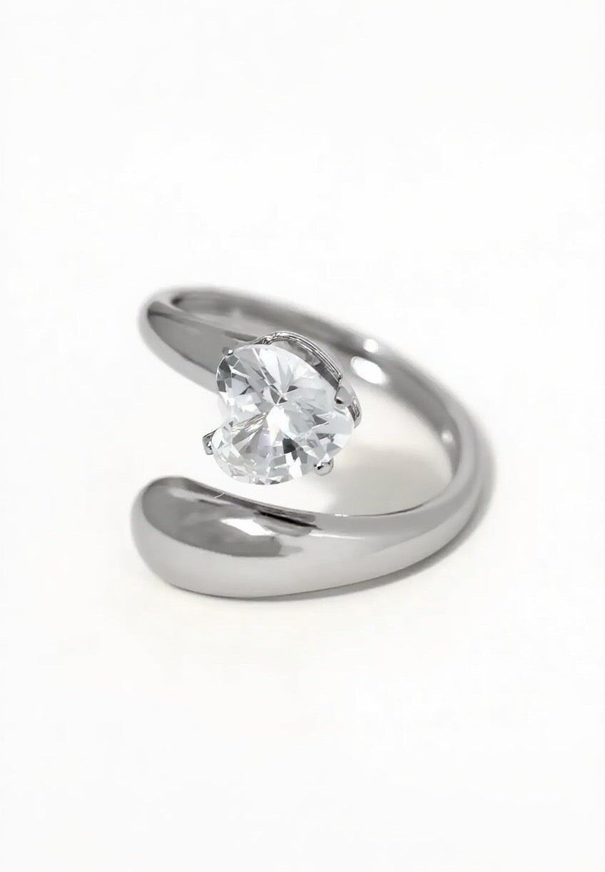 Anello aperto regolabile in argento decorato con uno strass a forma di cuore