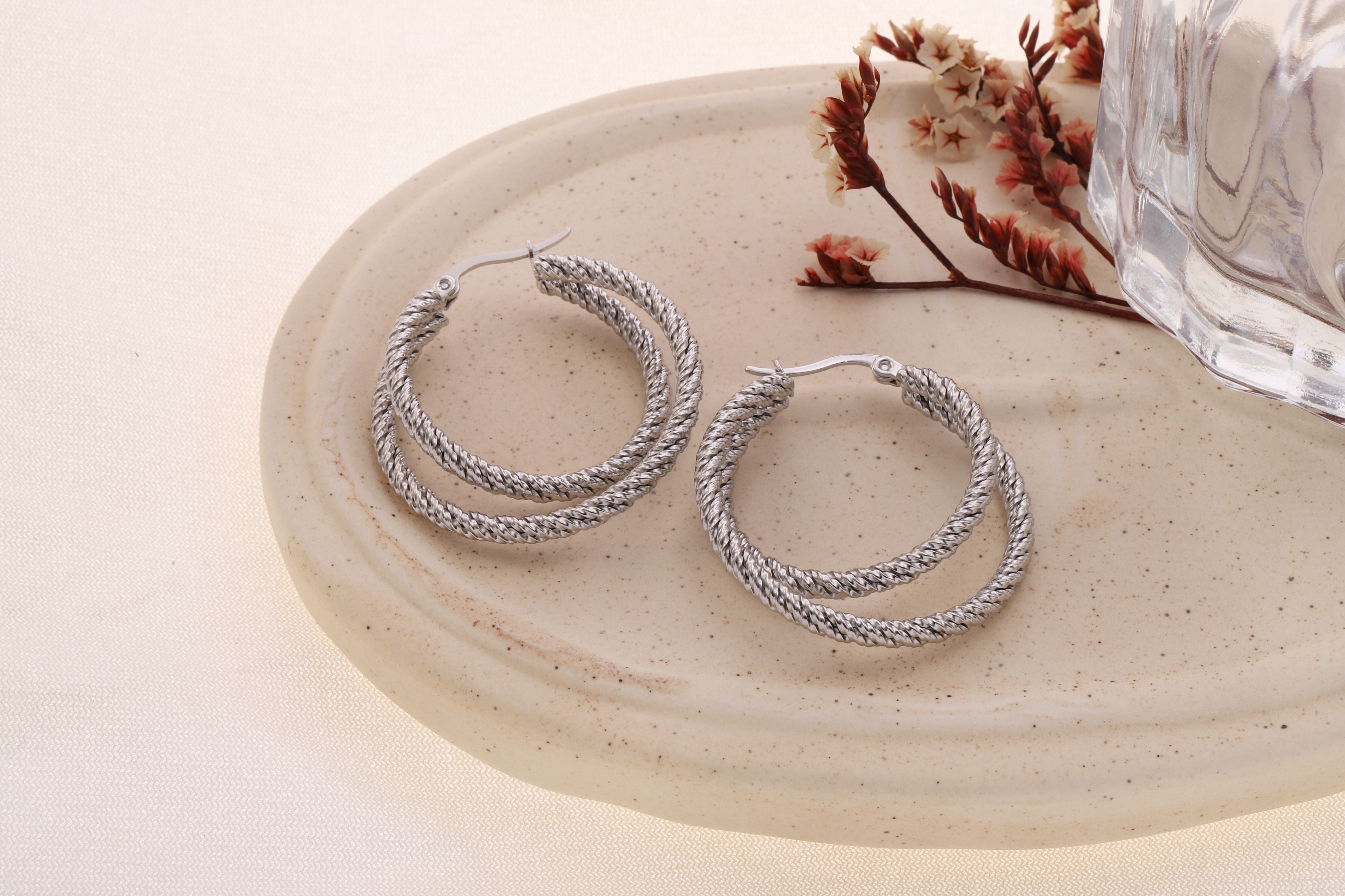 Orecchini a cerchio doppio in argento testurizzati