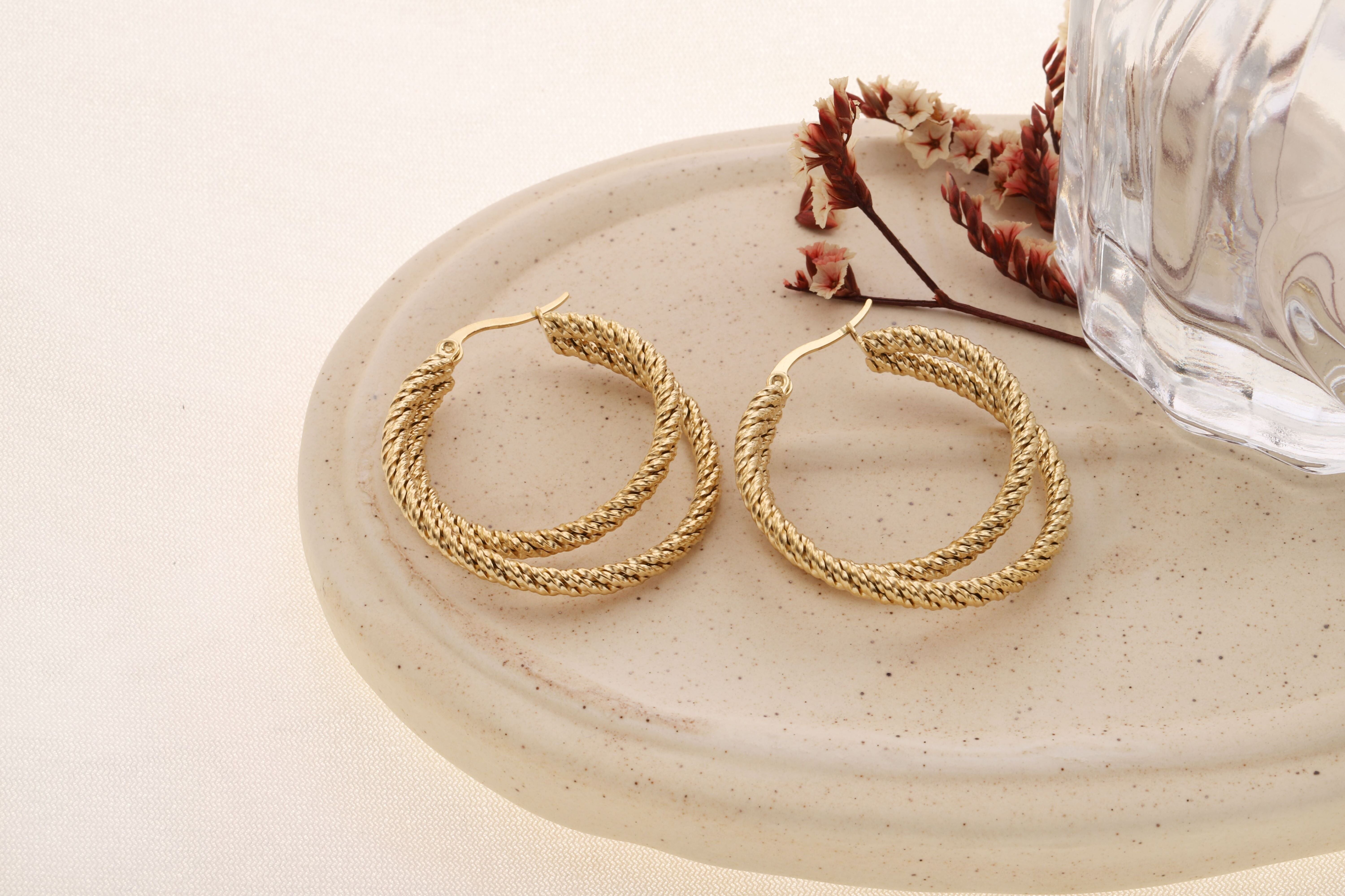 Orecchini a cerchio doppio in oro testurizzati