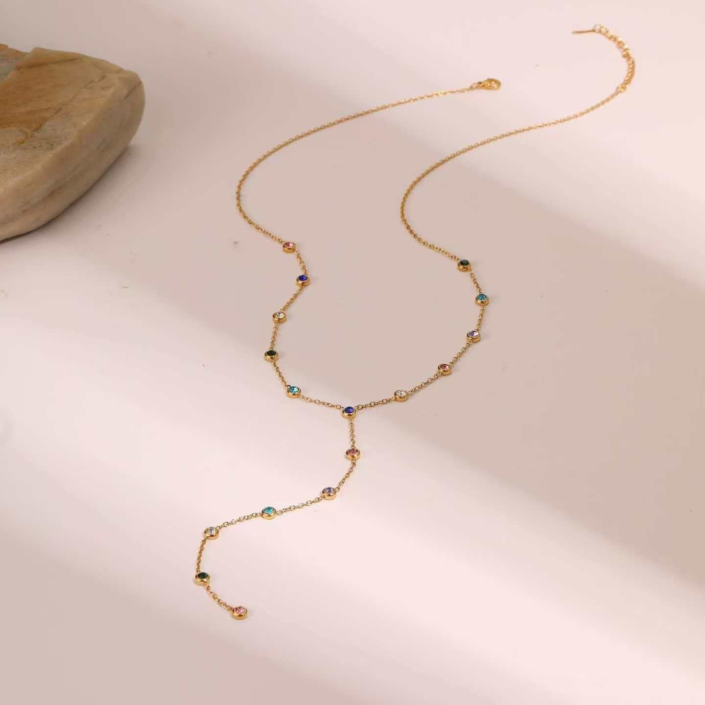 Collana a Y in oro con pietre rotonde multicolori