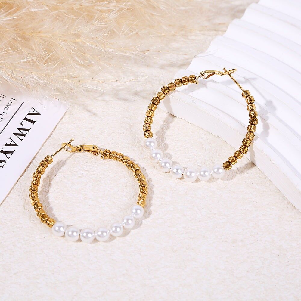 Orecchini a cerchio in oro decorati con perle bianche