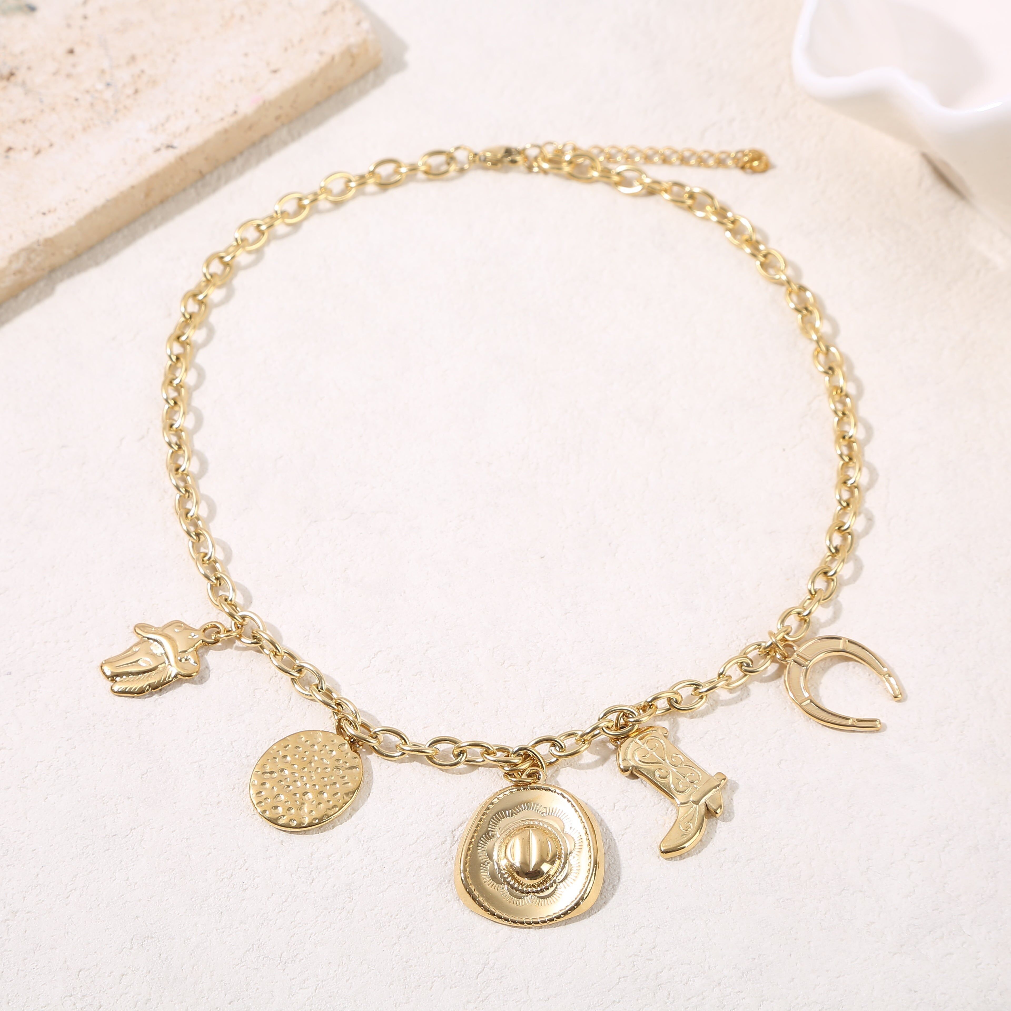 Collana a catena in oro con pendenti da cowboy