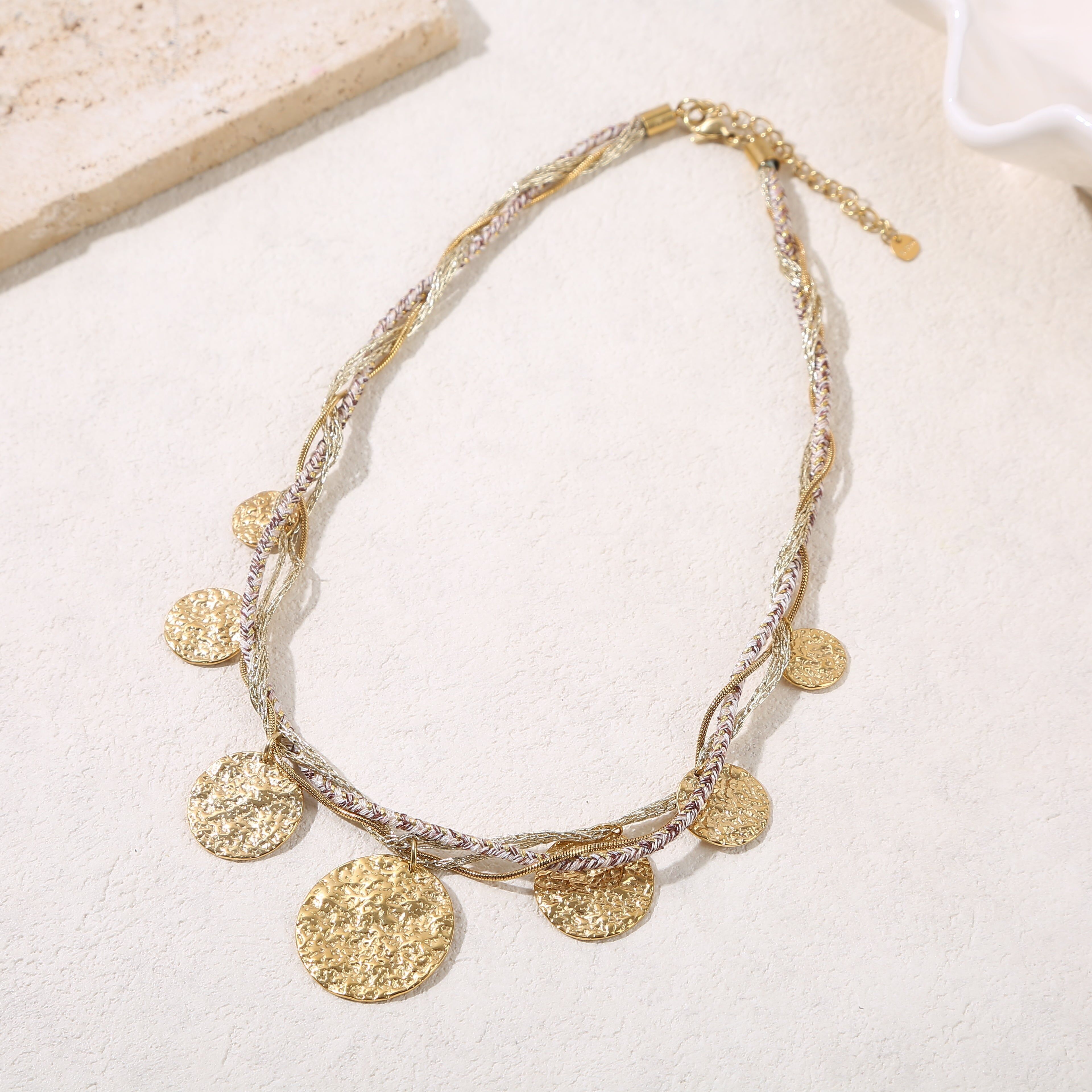 Collana con catena a serpente rotonda decorata con fili scintillanti e pendenti piatti rotondi