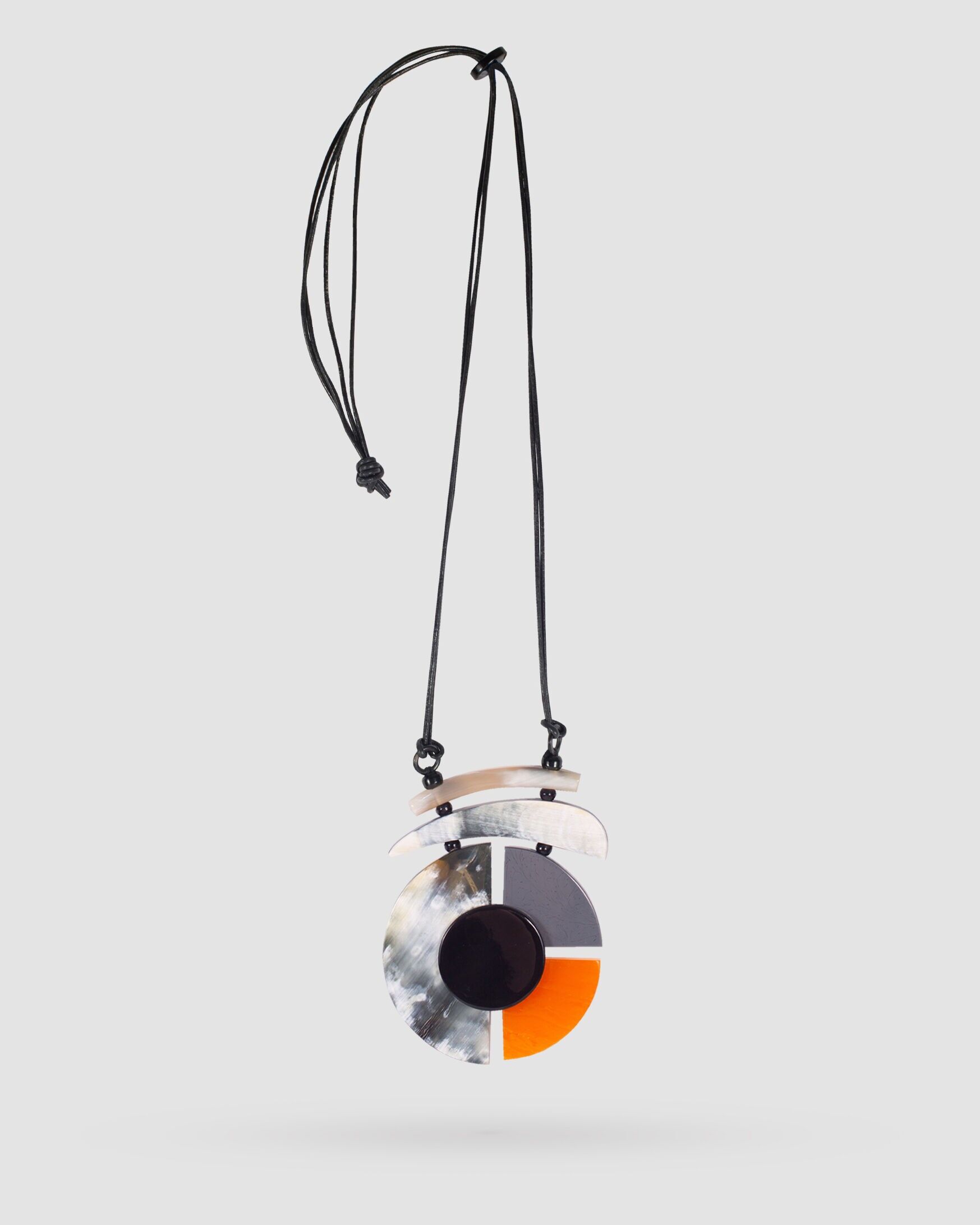 Collana con ciondolo in corna di bufalo con resina arancione