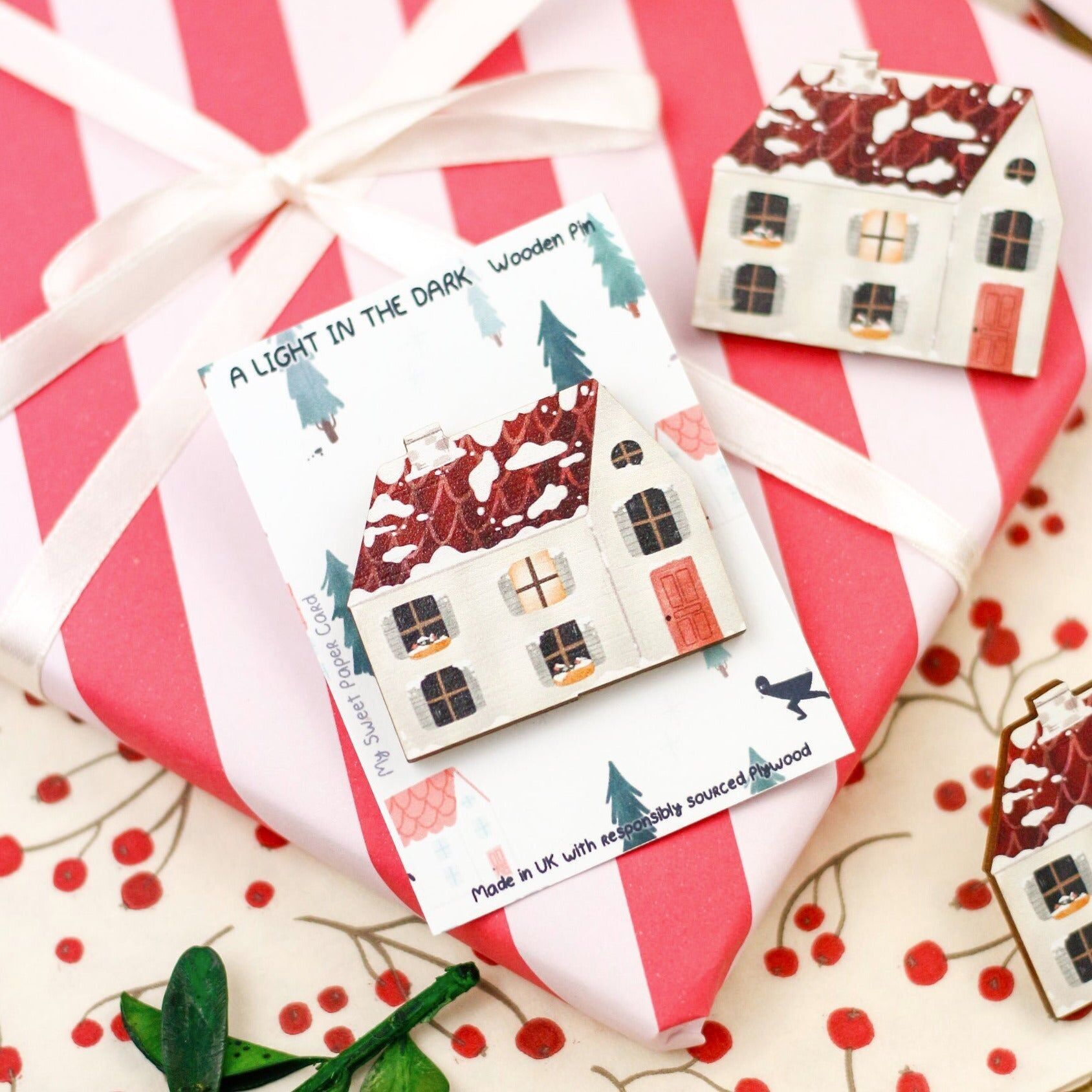 Spilla in legno "Una luce nell'oscurità" - regalo di Natale Pin's Cottage