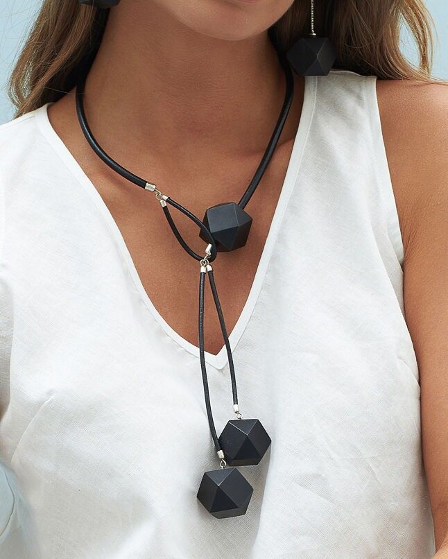 Collana con cubi sfaccettati in legno di mango nero