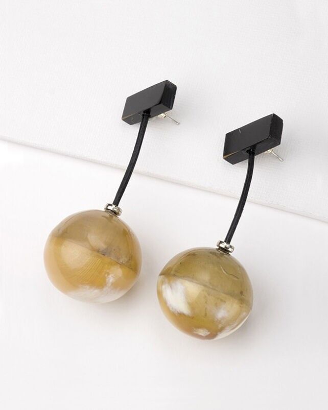 Orecchini pendenti in corne de buffle con sfera creuse in corne