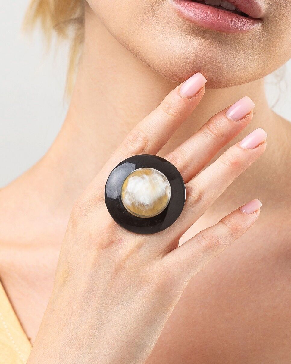 Anneau regolabile rond en corne de buffle