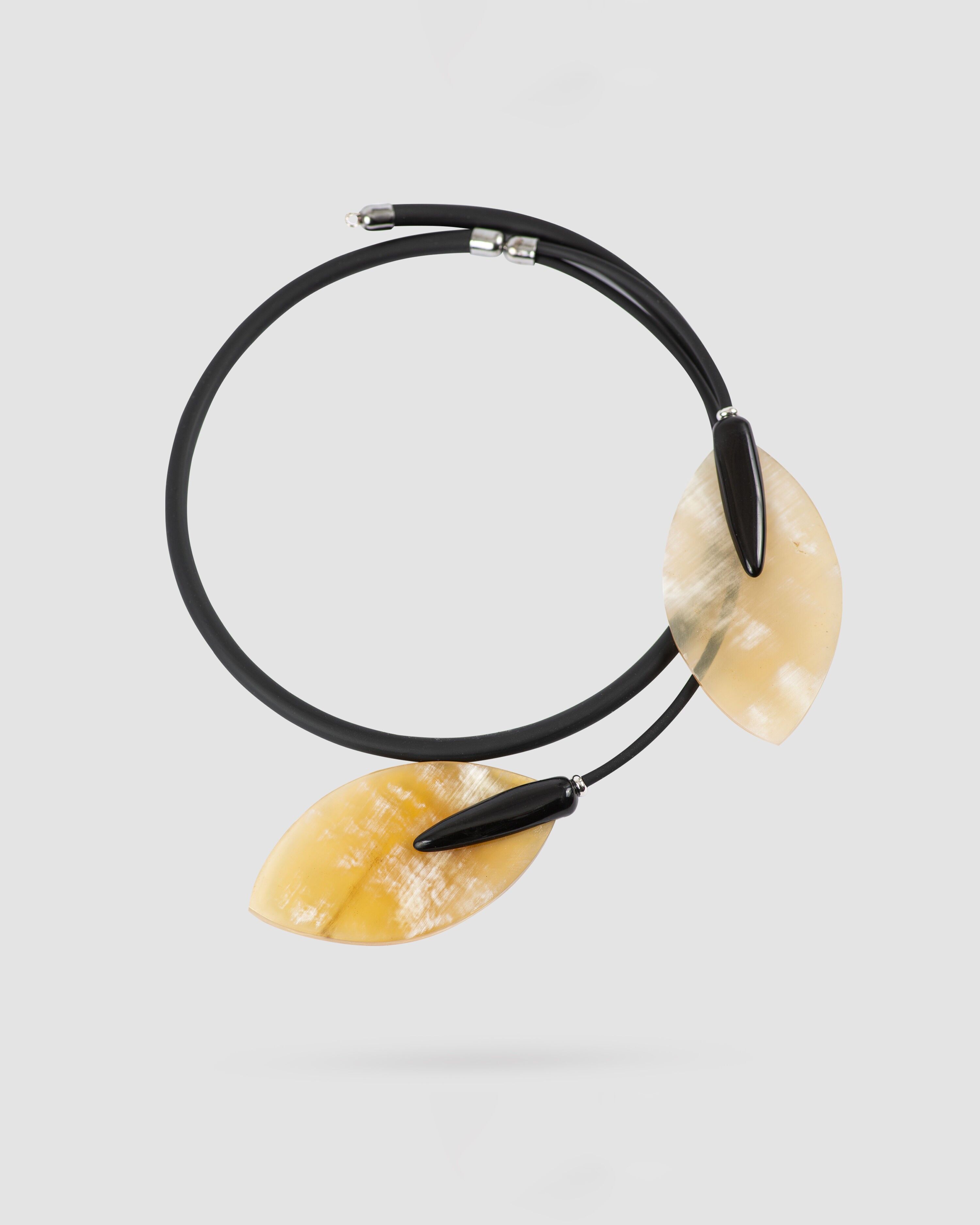 Collier en forme de feuille de corne de buffle