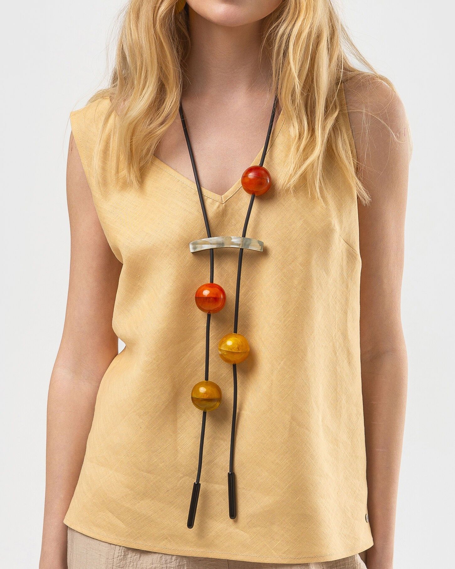 Collier lungo ornato di sfere creuse su corne di buffle sfumato rosso e arancione